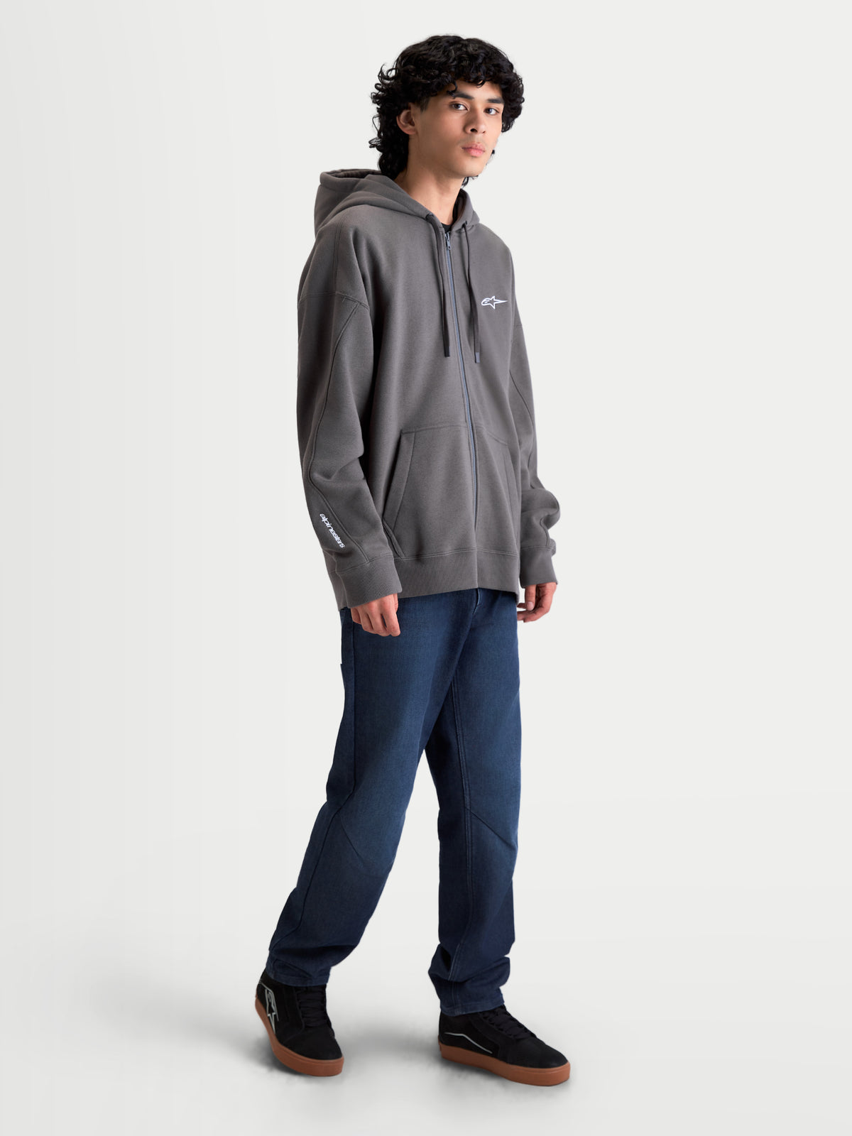 Alpinestars Sweat à capuche Entity Oversized, sweat à capuche zippé en polaire pour homme, gris, coupe oversize avec logo blanc brodé sur la poitrine et la manche, style sportswear décontracté inspiré du motorsport.