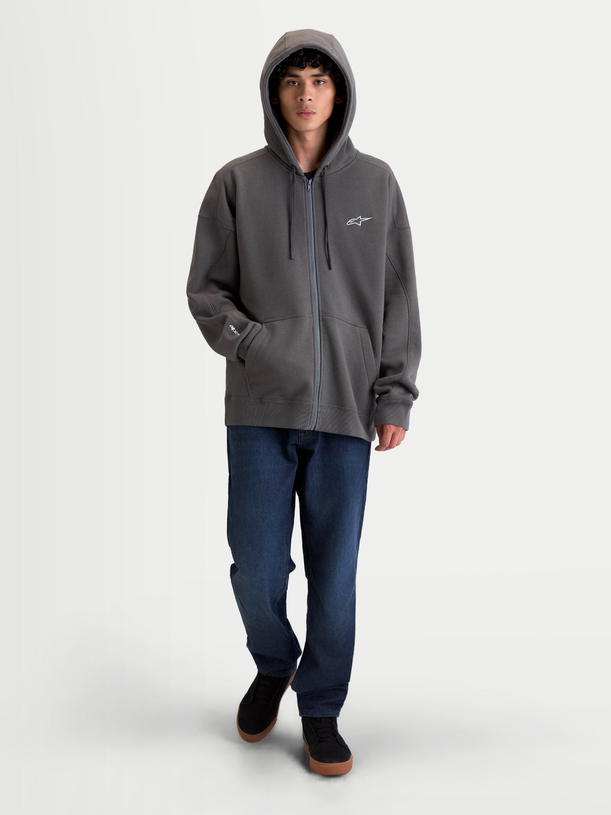 Alpinestars Entity Oversized, sweat à capuche zippé sportswear pour homme, gris foncé, en polaire avec fermeture éclair Vislon, capuche doublée et poche kangourou, vue sur modèle avec logo Astars brodé