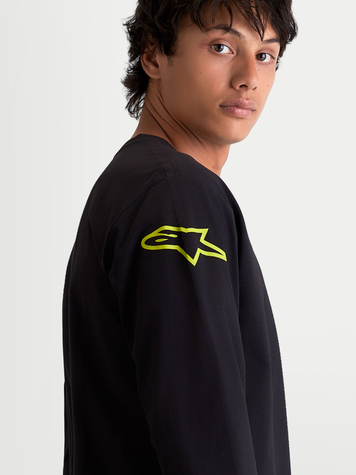 Alpinestars Velocifier CSF, t-shirt de sportswear à manches longues pour homme, noir avec logo Astars jaune sur l'épaule, vue rapprochée, style décontracté inspiré du sport automobile