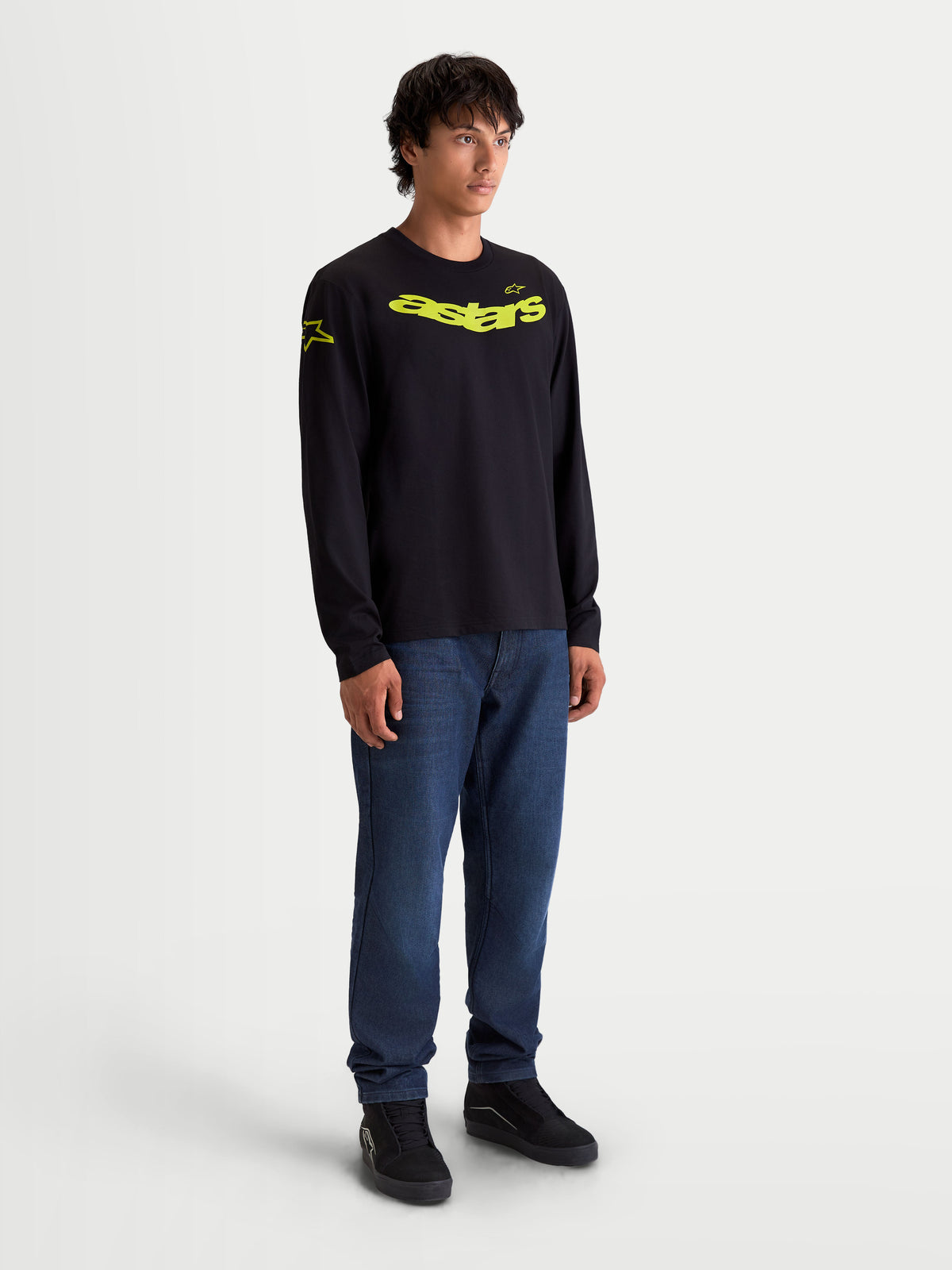 Alpinestars T-Shirt Velocifier CSF, t-shirt de sportswear à manches longues pour homme, noir et jaune, présentant un graphisme Astars incurvé sur la poitrine et des logos aux épaules, vêtement décontracté inspiré du sport automobile