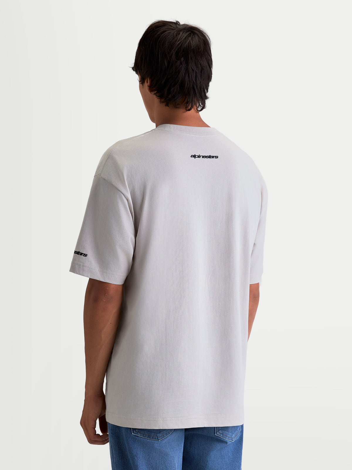 Alpinestars Mandate Oversized CSF, t-shirt de sportswear pour homme à manches courtes, gris ciment, vue de dos avec logos Alpinestars sur l'épaule et la manche, coupe ample décontractée