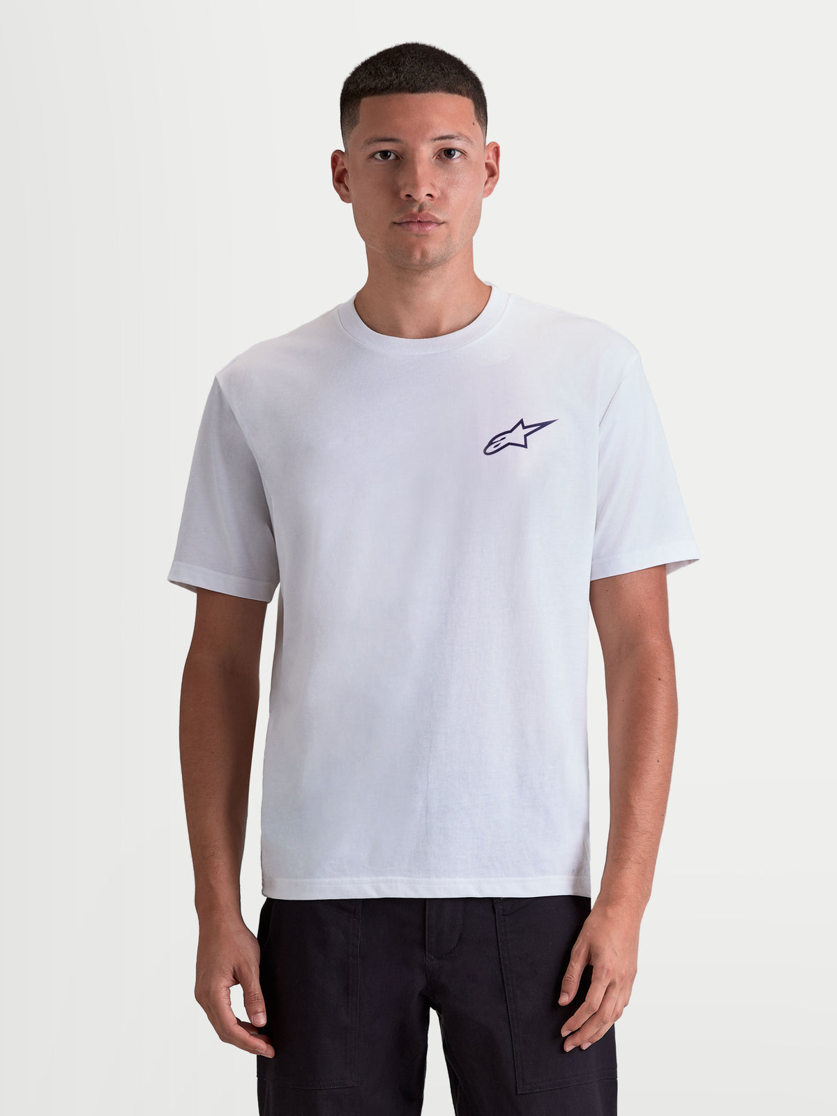 Alpinestars Combo Back CSF T-Shirt, Kurzarm-Sportswear-T-Shirt, Weiß mit schwarzem Astars-Logo auf der Brust, Frontansicht am Modell, Baumwoll-Polyester-Mischung