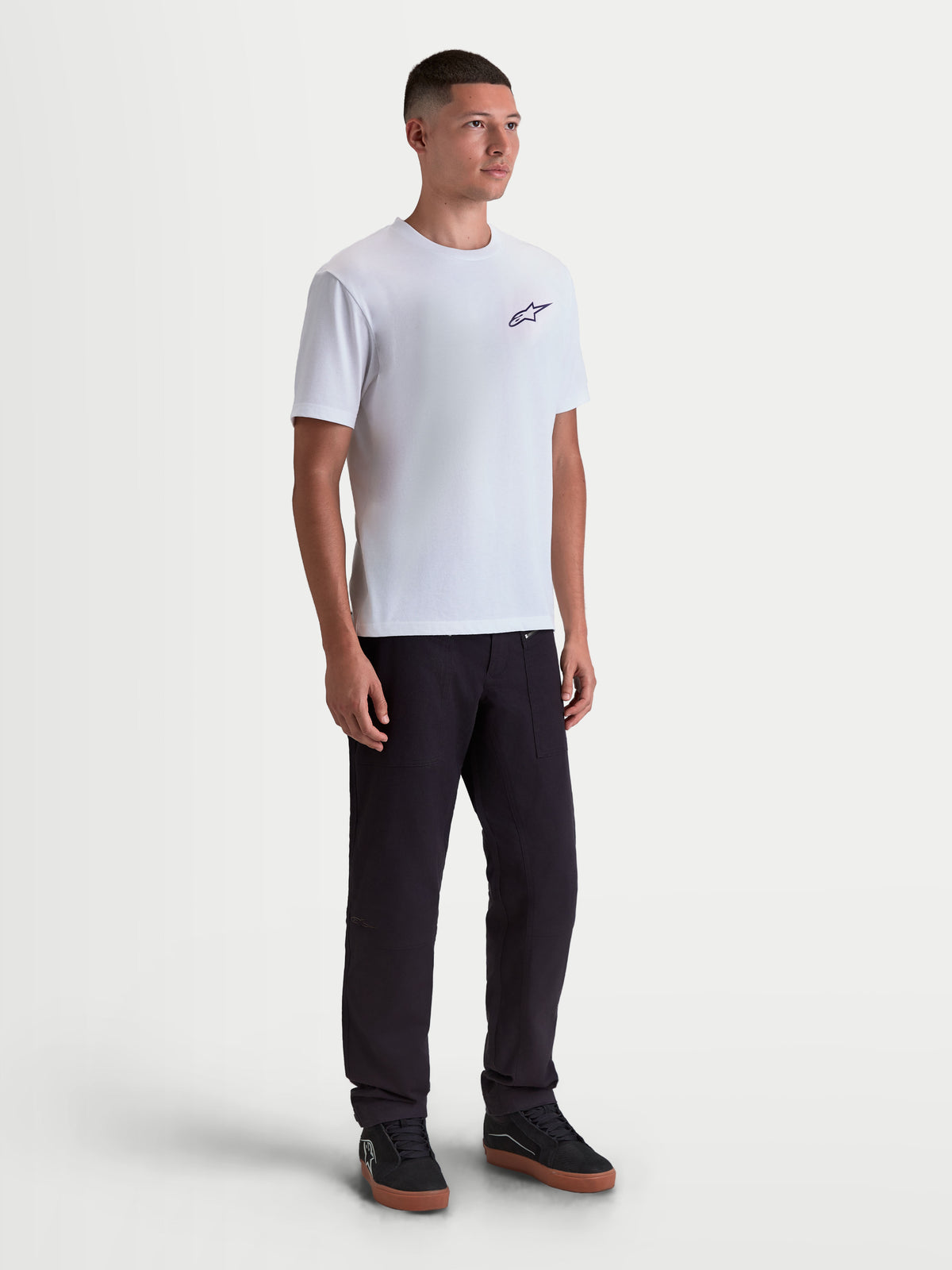 Alpinestars Combo Back CSF T-Shirt, Kurzarm-Sportswear-T-Shirt, Weiß und Schwarz, Vorderansicht am Model mit kleinem schwarzem Astars-Logo auf der Brust, Premium-Baumwoll-Polyester-Mischgewebe für motorsport-inspirierten Freizeitkomfort.