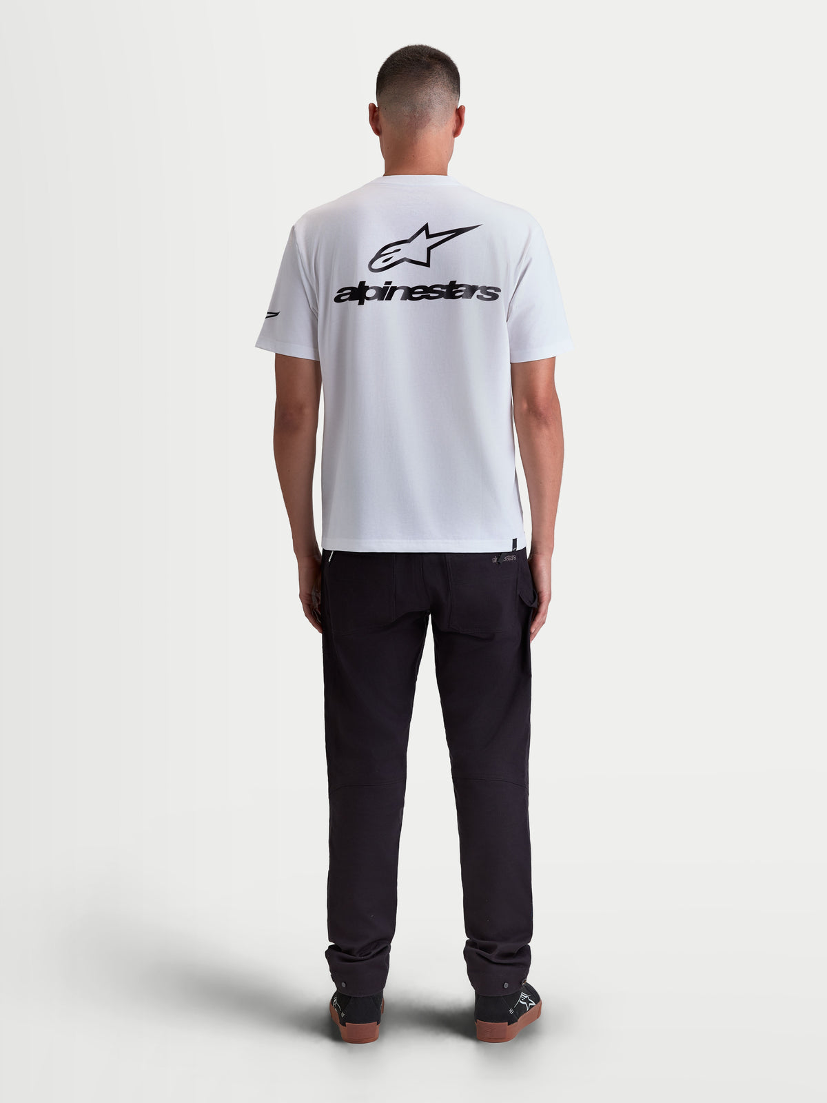 Alpinestars Combo Back CSF T-Shirt, Kurzarm-Sportswear für Herren, Weiß und Schwarz, Baumwoll-Polyester-Mischung, Rückansicht am Modell mit großer schwarzer Astars-Logografik auf dem Rücken.