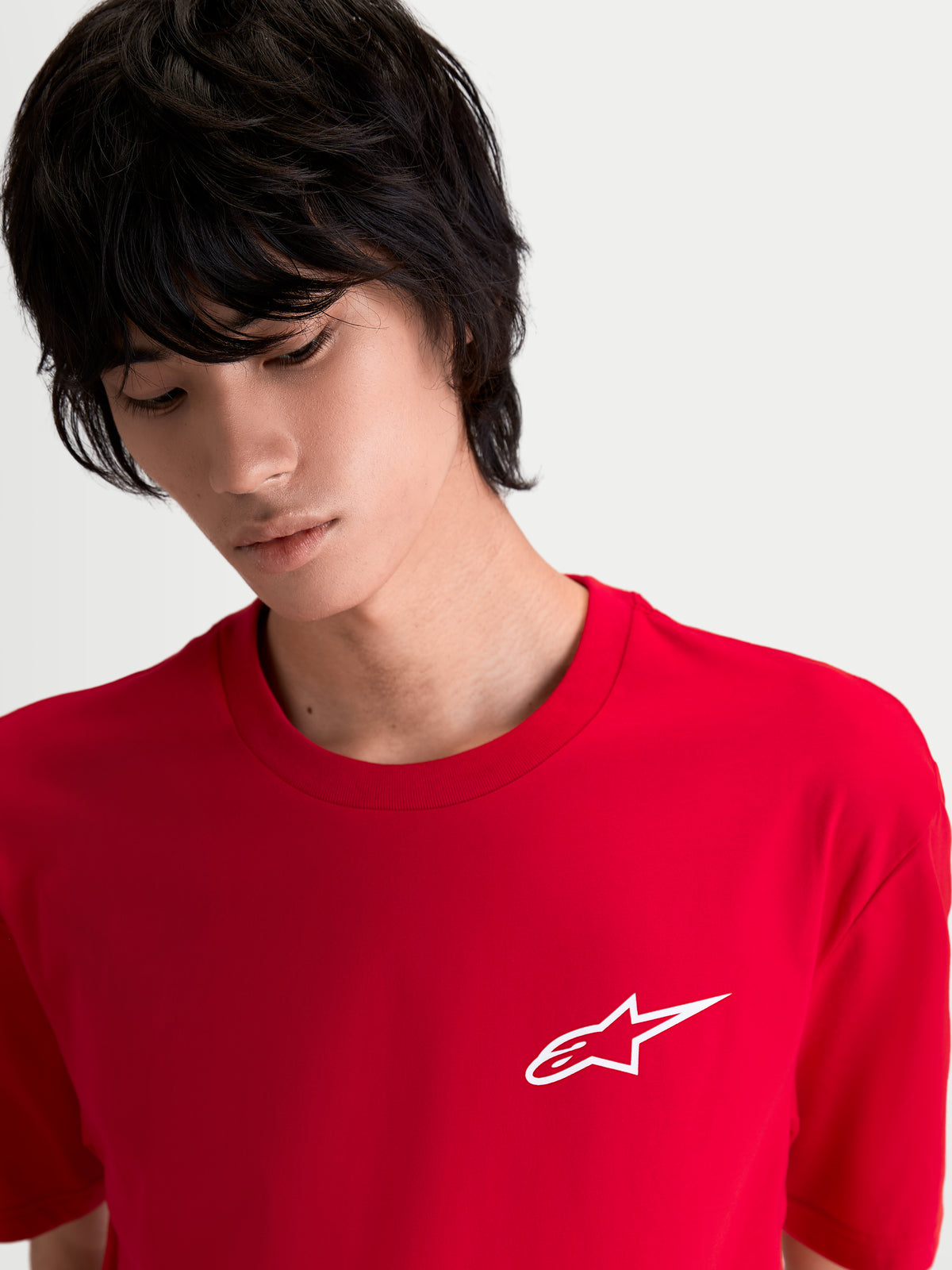 Alpinestars T-Shirt Combo Back CSF, t-shirt sportswear à manches courtes rouge sur mannequin, arborant un petit logo Astars blanc sur la poitrine, conçu en mélange de coton et polyester premium.