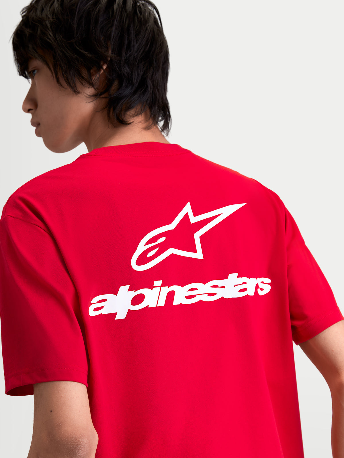 Alpinestars T-shirt Combo Back CSF, t-shirt sportswear à manches courtes, rouge et blanc, avec un grand logo Astars blanc et lettrage au dos, vue de dos sur modèle