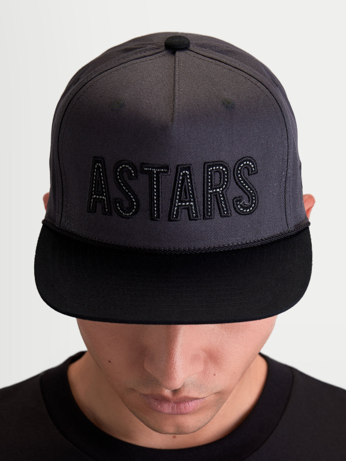 Alpinestars Stadium Snapback Pet, motorsport-geïnspireerde sportswearpet, unisex, donkergrijs en zwart, met een platte klep, gestructureerde kroon, geborduurd ASTARS-logo met contraststiksel, gemaakt van duurzame keperstof.