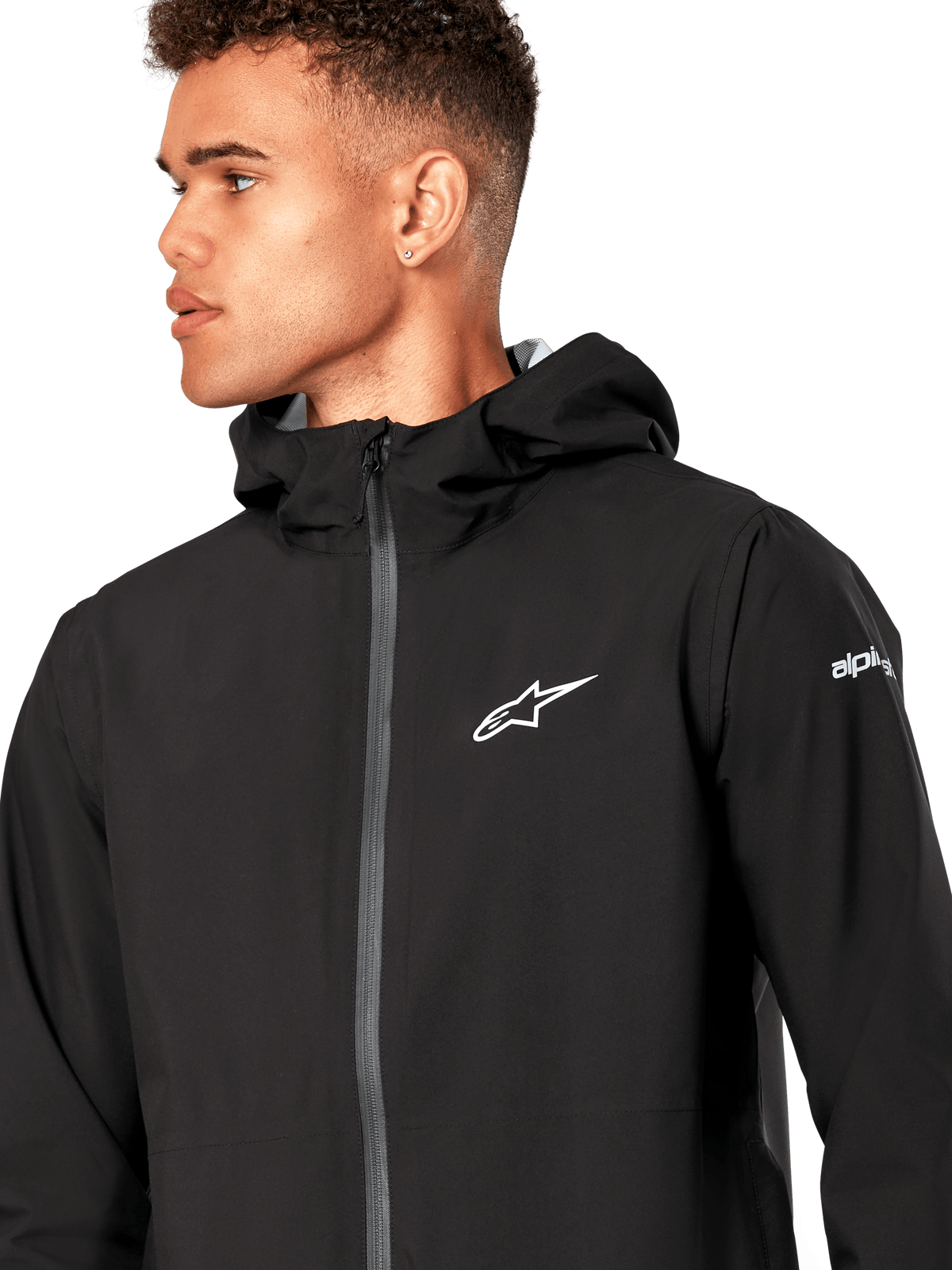 Alpinestars Kascade Regenjacke, schwarze Regenjacke, mit weißem Stern-Logo auf der Brust, fester Kapuze und beschichtetem umgekehrten Spiralreißverschluss vorne, lässige, vom Motorsport inspirierte Performance-Oberbekleidung