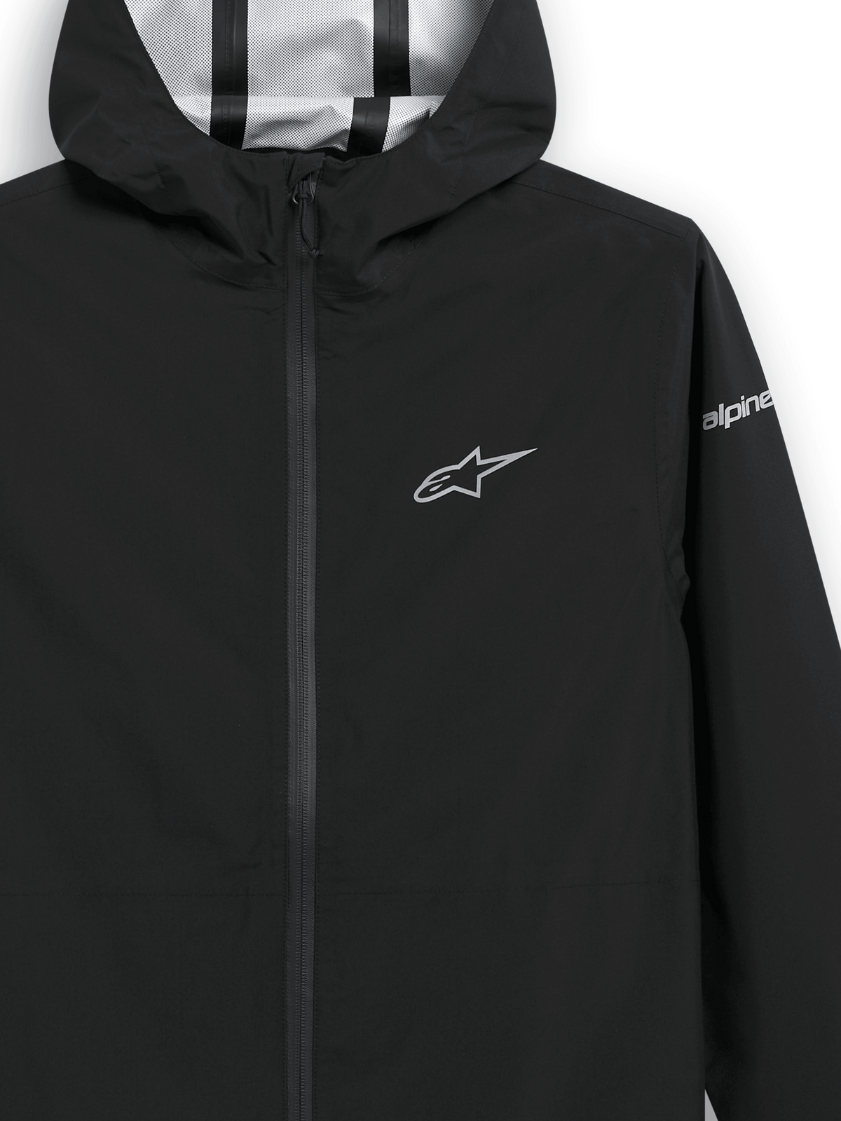 Alpinestars Kascade Regenjacke, schwarze Regenjacke, Nahaufnahme von Brust und Kapuze, silbernes Stern-Logo auf der Brust und Branding am Ärmel, sichtbare versiegelte Nähte in der Kapuze, wasserabweisende, vom Motorsport inspirierte Oberbekleidung