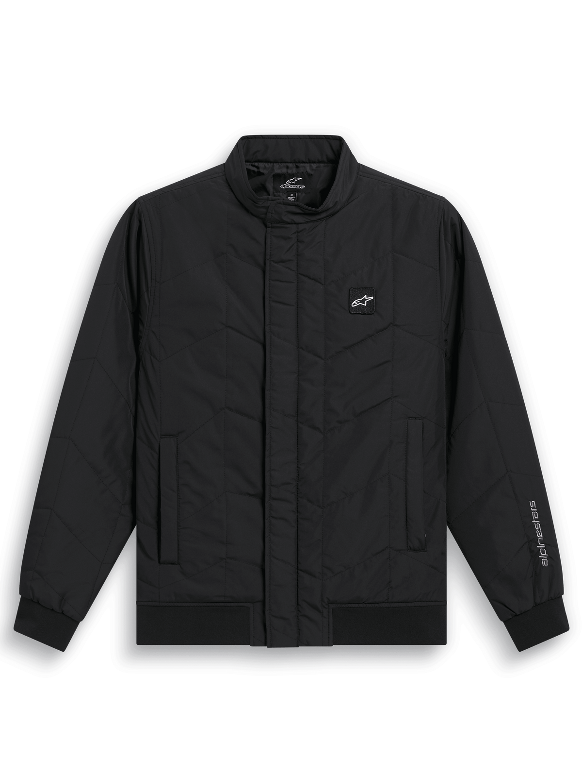 Alpinestars Precedent Jacke, gesteppte F1-inspirierte Sportswear-Jacke, Schwarz, mit schrägem Steppmuster, niedrigem Stehkragen, Rippbündchen an Ärmeln und Saum, kleinem Logo-Patch auf der Brust und Stickerei am Ärmel, lässiges motorsport-inspiriertes Design