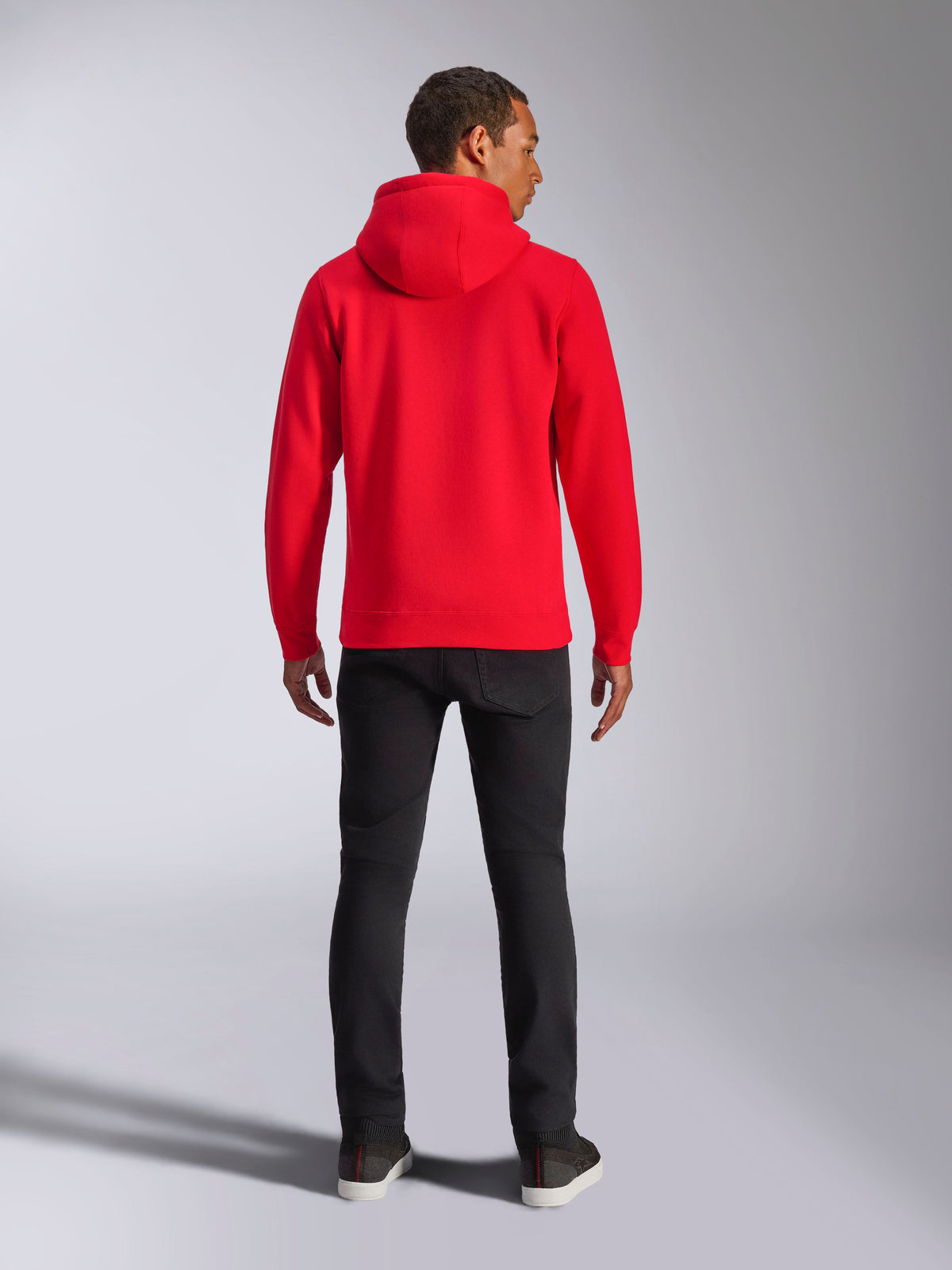 Alpinestars Ageless V3 Hoodie, achteraanzicht, helderrood, casual streetwear pullover, gedragen met zwarte broek, modern motorsport-geïnspireerd ontwerp