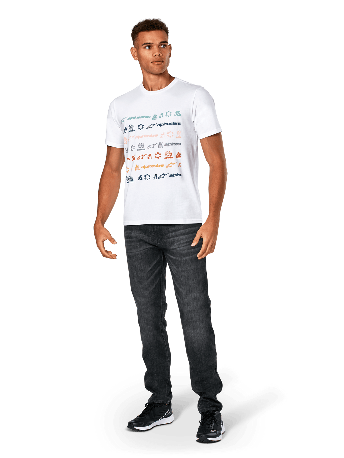Alpinestars Glyfs CSF Tee, Kurzarm-T-Shirt, Weiß, mit gestreifter Mehrfach-Logo-Grafik auf der Vorderseite, getragen mit dunkelgrauen Jeans und schwarzen Sneakern, lässige vom Motorsport inspirierte Sportbekleidung