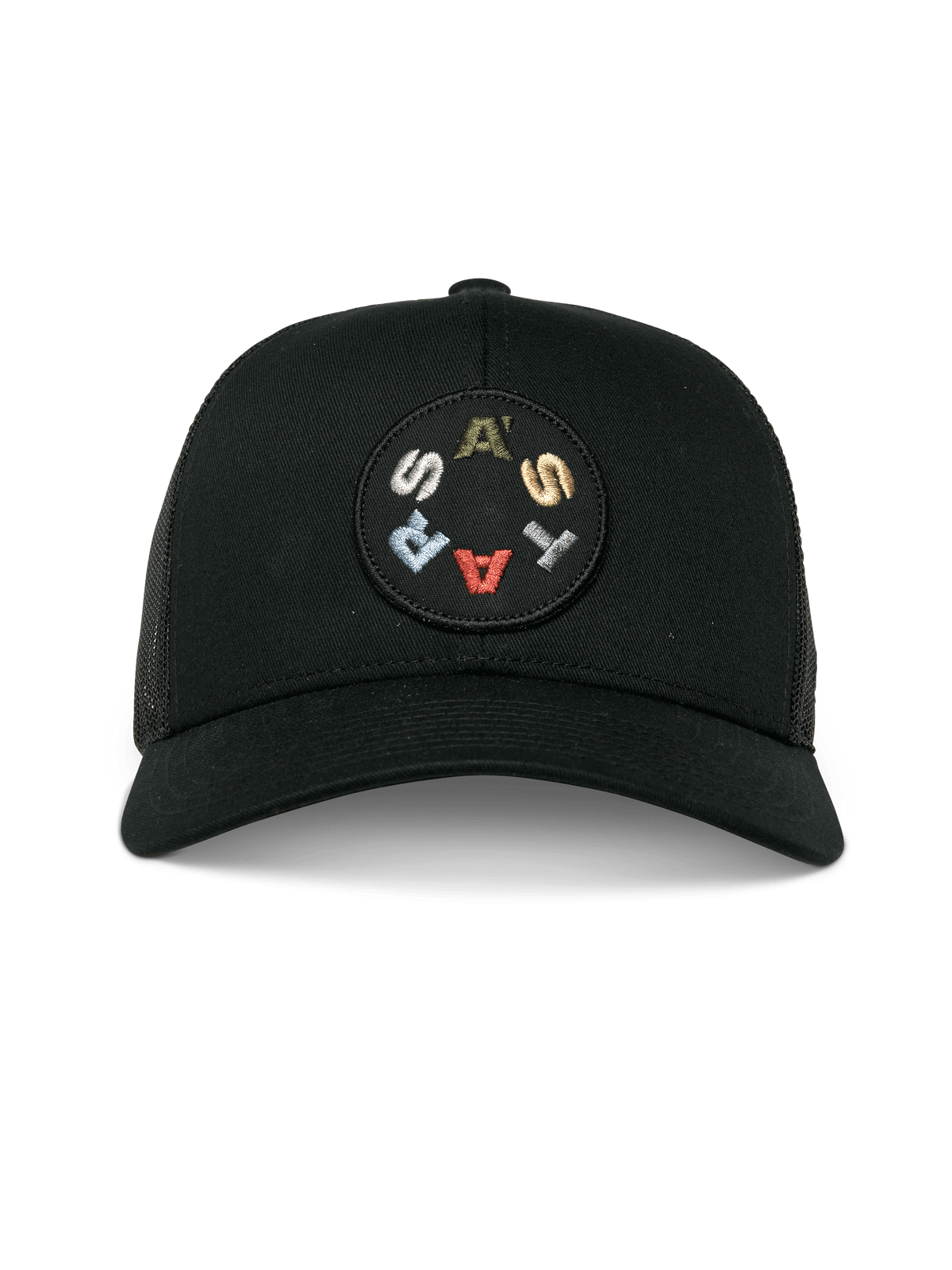 Alpinestars Gambit Trucker Mütze, Schwarz, Vorderansicht mit einem kreisförmigen, bestickten Aufnäher mit farbigem ASTARS-Schriftzug, gebogenem Schirm und Mesh-Rückseite, lässige, vom Motorsport inspirierte Kopfbedeckung