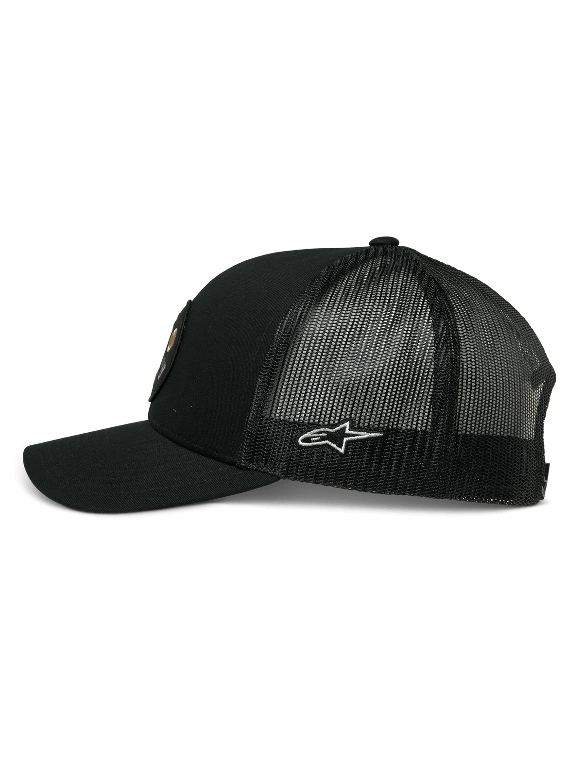 Alpinestars Gambit Trucker Mütze, Schwarz, Seitenansicht mit gebogenem Schirm und Mesh-Rückseite, weißes Alpinestars-Sternlogo an der Seite, lässige vom Motorsport inspirierte Kopfbedeckung