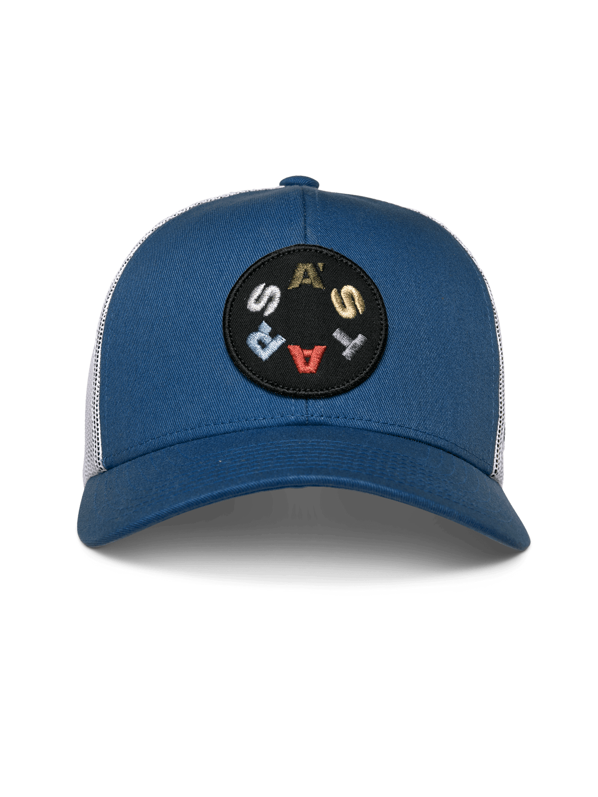Alpinestars Gambit Trucker Mütze, Blau und Weiß, blaue strukturierte Krone mit gebogenem Schirm und weißer Mesh-Rückseite, runder schwarzer Patch mit mehrfarbigem ASTARS-Schriftzug, lässige Motorsport-Kopfbedeckung