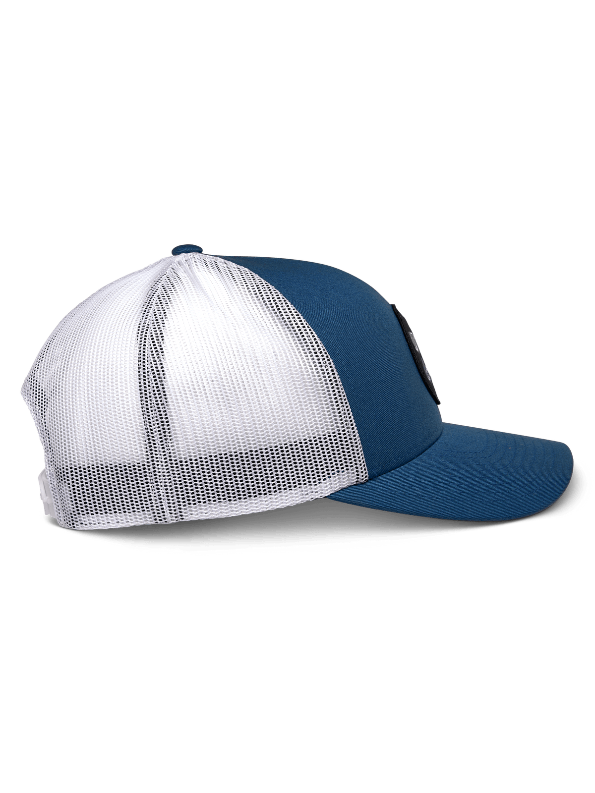 Alpinestars Gambit Trucker Mütze, Blau und Weiß, Seitenansicht, gebogener Schirm mit strukturierter Krone, blaue Twill-Frontpaneele und weiße Poly-Mesh-Rückseite, lässige vom Motorsport inspirierte Kopfbedeckung