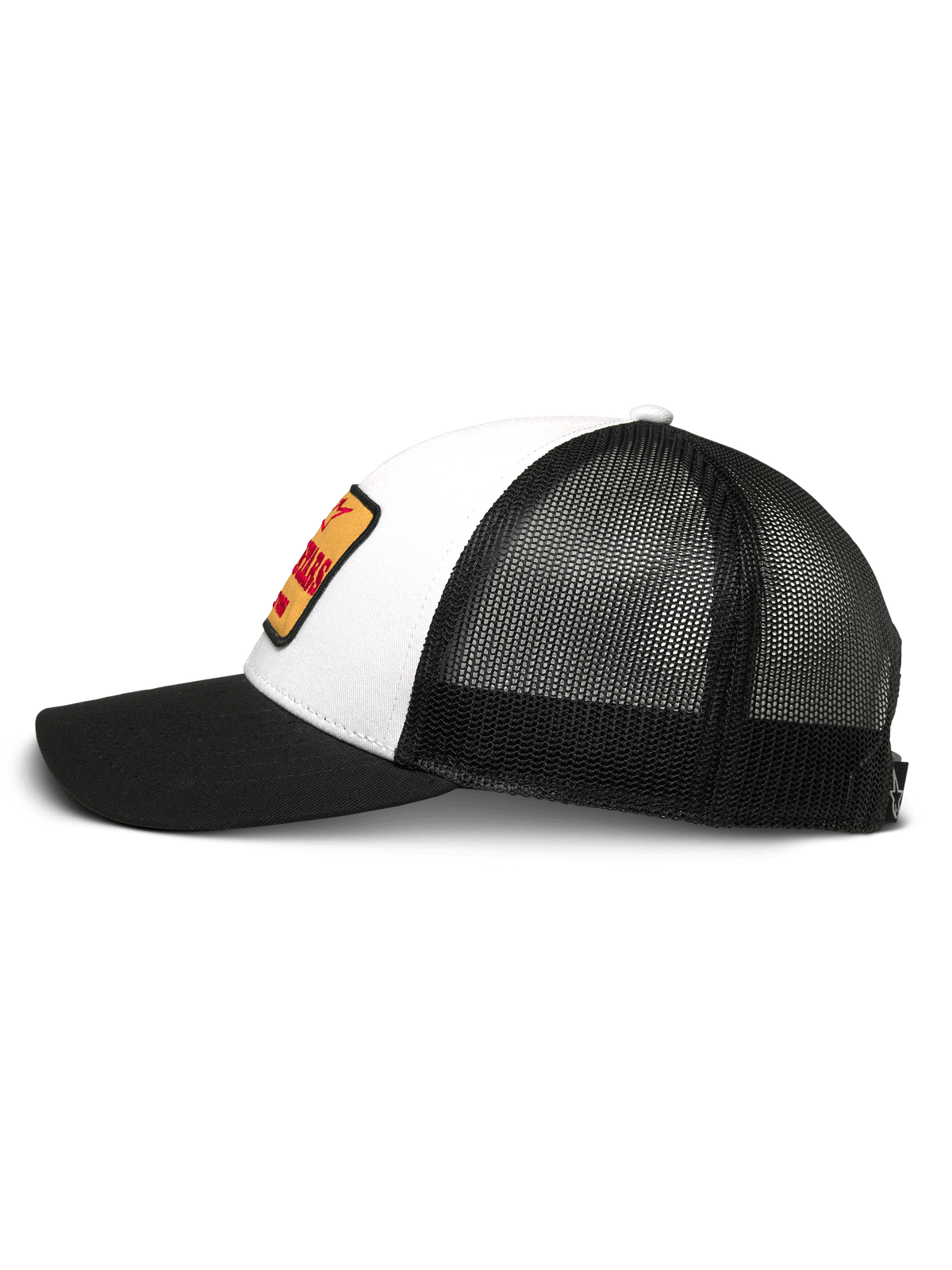 Alpinestars Hardware Trucker Cap, Weiß und Schwarz, Seitenansicht, weiße Twill-Vorderseite mit gelbem und rotem Stickerei-Patch, schwarze Mesh-Rückseite, schwarzer gebogener Schirm, lässige Motorsport-Kopfbedeckung