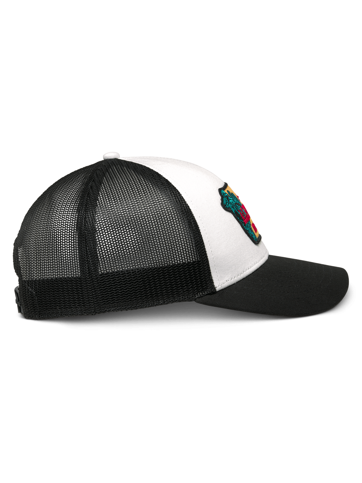 Alpinestars Hardware Trucker Cap, Weiß und Schwarz, Seitenansicht, mit gebogenem schwarzem Schirm, weißem Twill-Frontpanel mit farbenfrohem besticktem Patch und atmungsaktiver schwarzer Mesh-Rückseite, lässige Motorsport-Kopfbedeckung