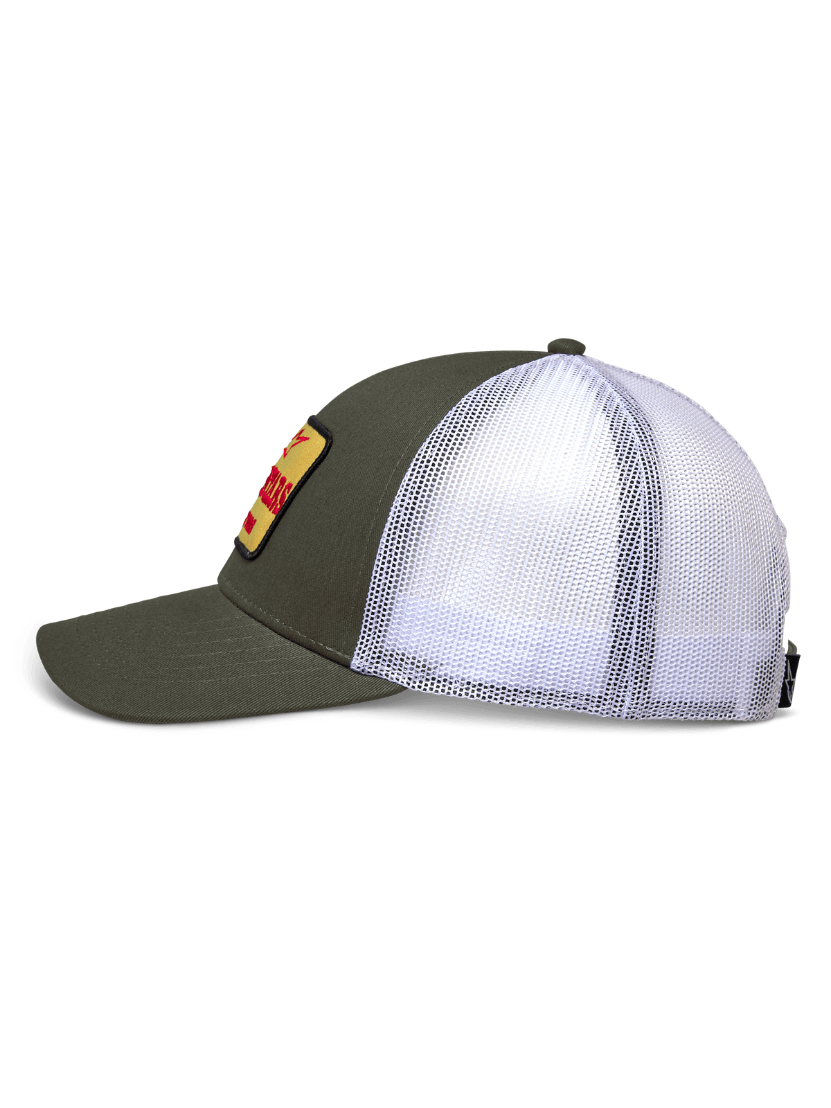 Casquette Trucker Hardware Alpinestars, vue latérale, avant en sergé vert militaire et arrière en maille blanche, écusson brodé jaune avec logo rouge, couronne structurée avec visière courbée, vêtement sportswear décontracté motorsport