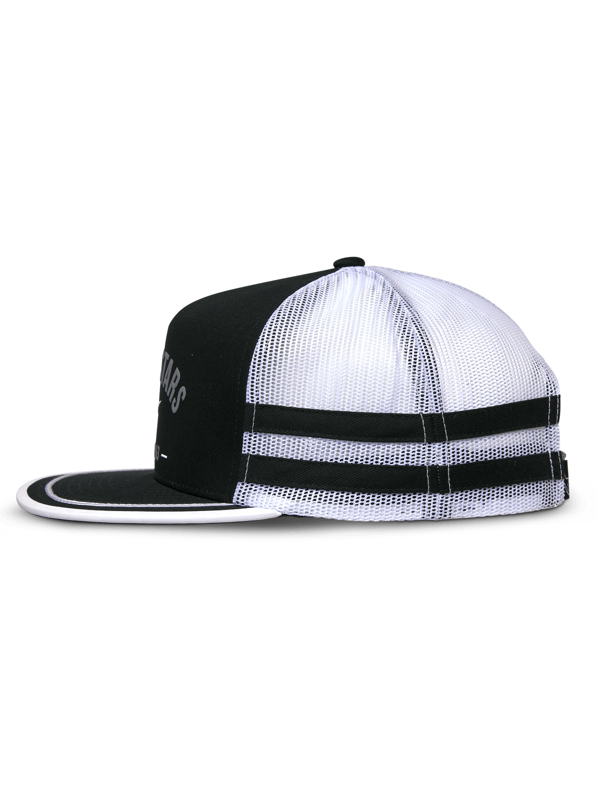 Alpinestars Backline Trucker Mütze, Schwarz und Weiß, Seitenprofilansicht mit schwarzer Twill-Vorderseite und weißer Mesh-Rückseite, flacher Schirm mit weißem Soutache-Besatz, doppelte schwarze Applikationsstreifen an der Seite, vom Motorsport inspirierte Freizeitkappe