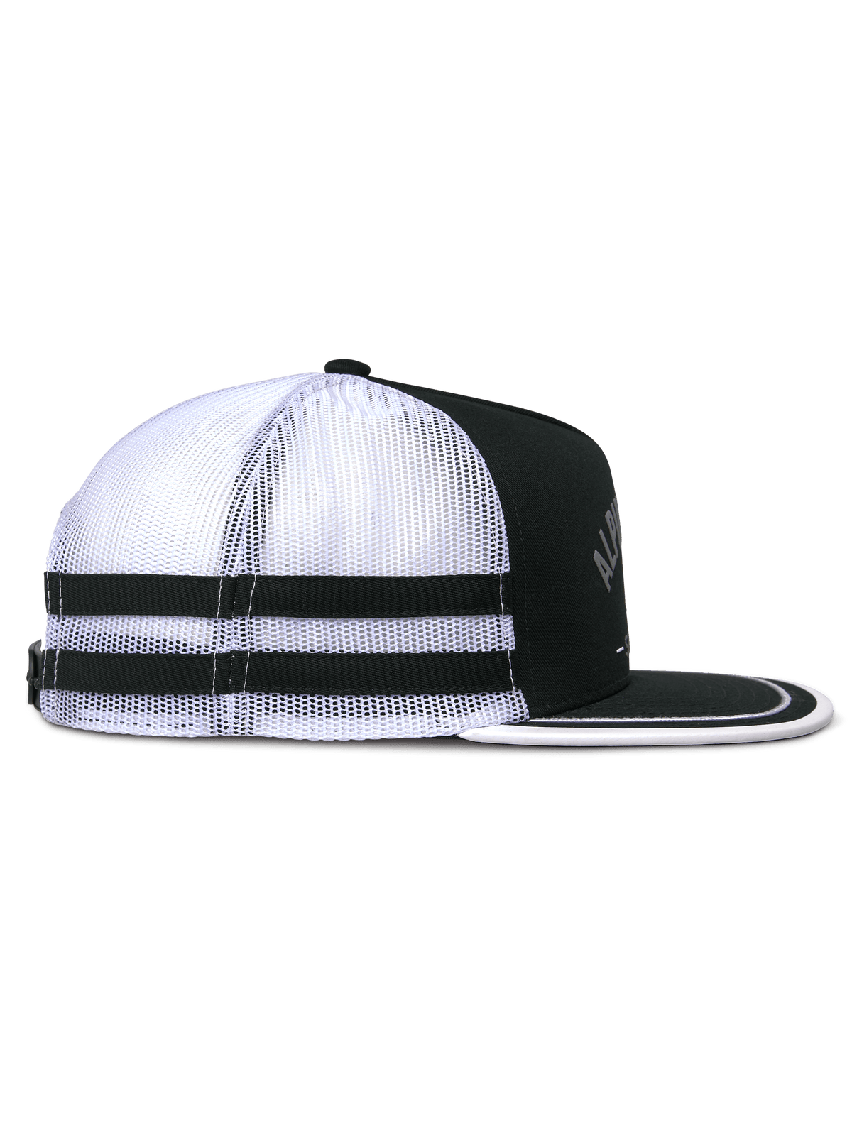 Alpinestars Backline Trucker Mütze, Seitenansicht, Schwarz, Weiß und Grau, weiße Mesh-Rückseite mit zwei schwarzen horizontalen Streifen, strukturierte schwarze Krone, flacher Schirm mit weißem Rand, lässige vom Motorsport inspirierte Kopfbedeckung.