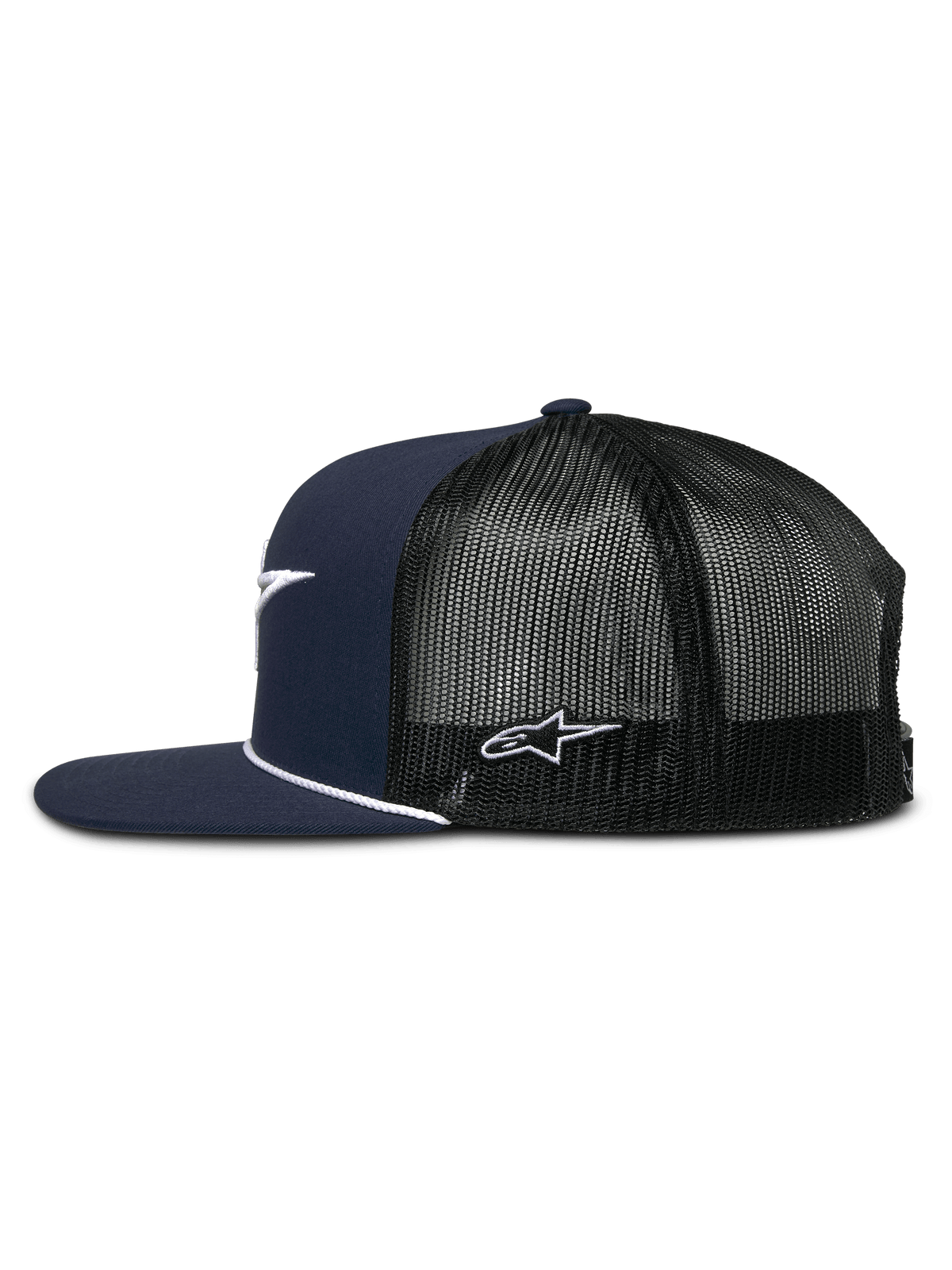 Alpinestars Orion Trucker Pet, navy blauw en zwart, zijaanzicht, gestructureerde kroon met platte klep en witte touwafwerking, ademende zwarte mesh achterkant met wit geborduurd logo, casual motorsport-geïnspireerde hoofdbedekking