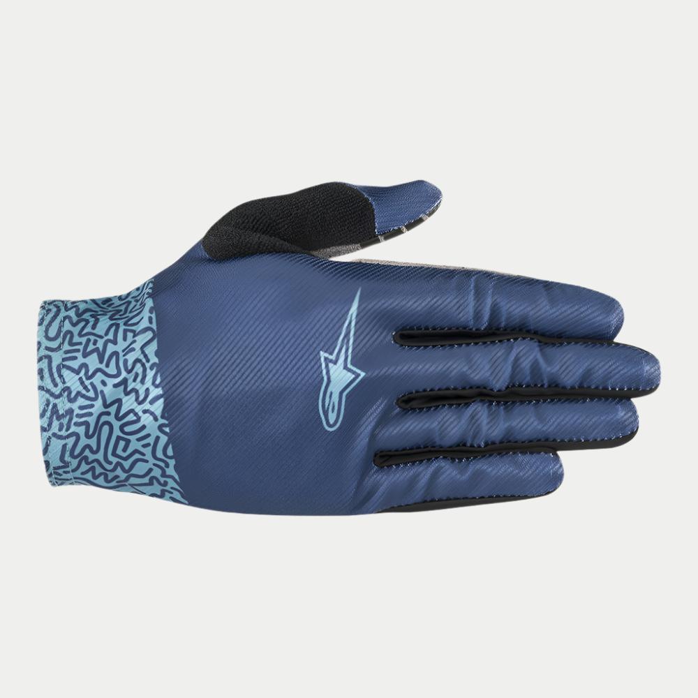 Alpinestars Stella Alderex Pro handschoenen, MTB-handschoenen voor dames, Mid Blue, met een donkerblauwe handrug met textuur en een lichtblauw sterlogo, een lichtblauwe manchet met patroon en een zwarte patch op de duim, ontworpen voor off-road fietsen