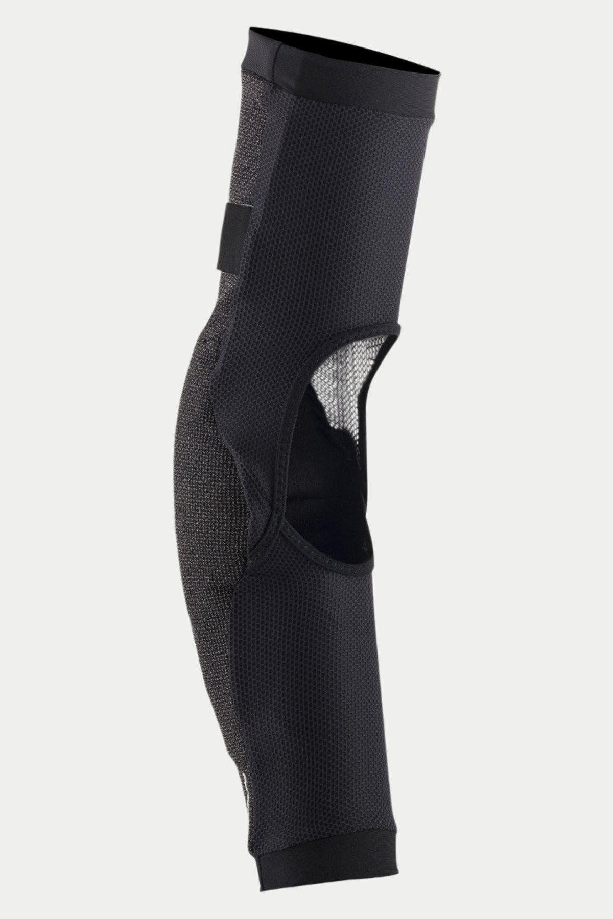 Alpinestars Paragon Pro Ellbogen-Protektor, Schwarz, Seitenansicht mit atmungsaktiver Stretch-Mesh-Konstruktion und großem Belüftungsfenster auf der Rückseite, ergonomisches Slip-On-Design mit elastischen Bündchen für Mountainbike-Schutz.