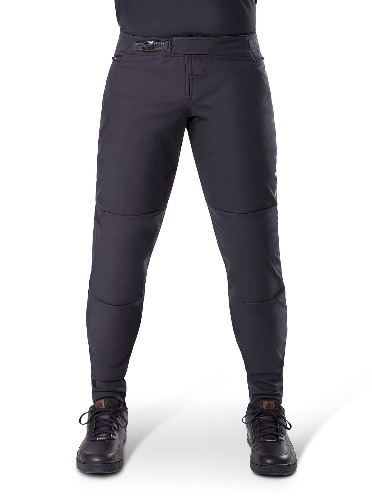 Pantalon thermique Alpinestars A-Dura, pantalon de VTT noir avec fermeture à cliquet sécurisée et coupe pré-courbée, porté avec des chaussures de cyclisme noires, matériau technique durable pour le VTT par temps froid