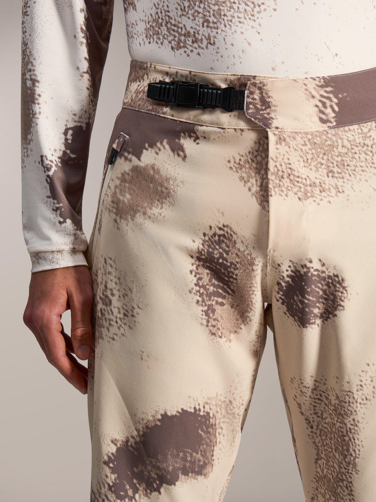 A-Dura Ride shorts in Sand Camo met zwarte ratelsluiting, duurzame mountainbikekleding voor off-road prestaties.