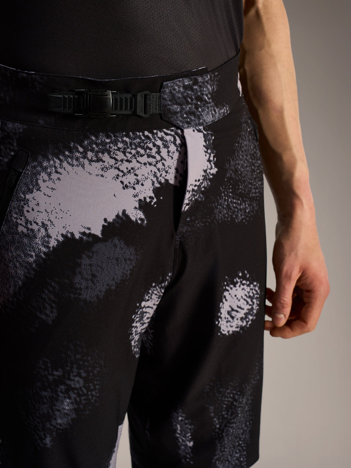 Alpinestars A-Dura Ride Shorts Black Camo, fermeture à cliquet à la taille et tissu durable pour le VTT.