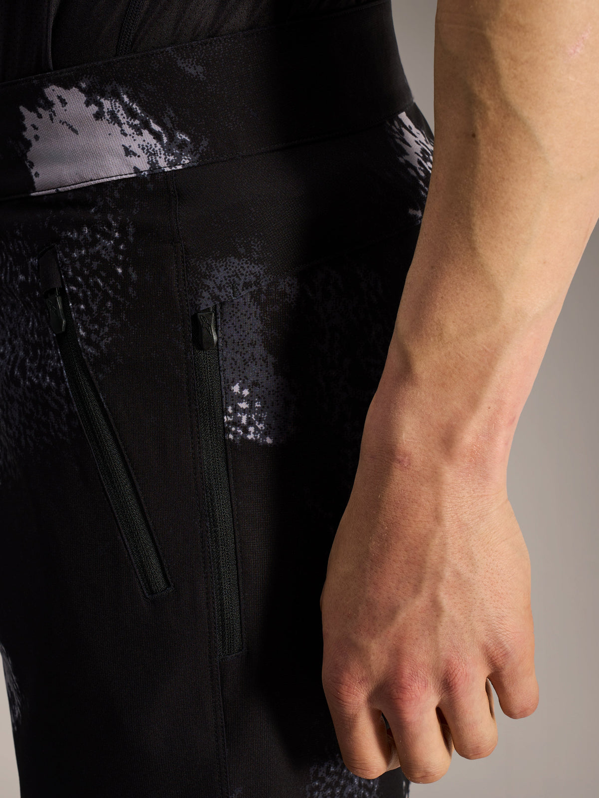 Short Alpinestars A-Dura Ride Black Camo avec poches zippées sécurisées et tissu extensible pour le VTT.