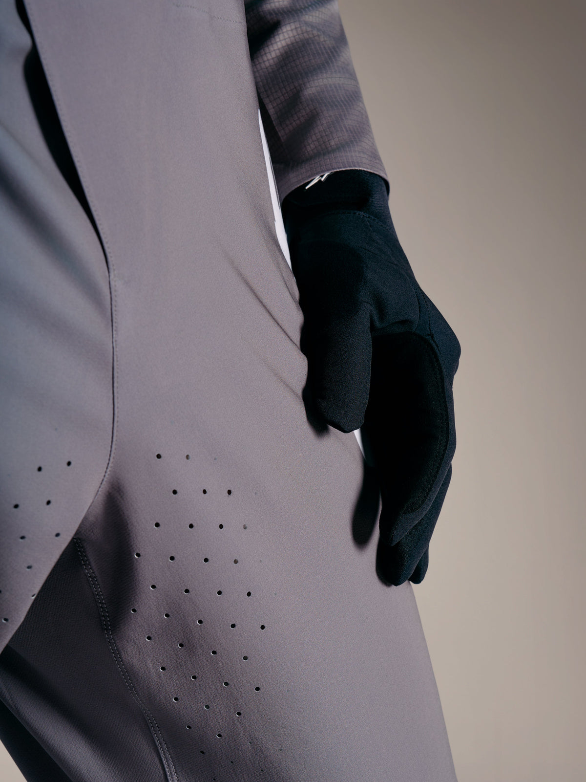 Pantalon Alpinestars A-Supra Elite gris délavé, perforations laser sur la cuisse, vêtement de VTT premium.
