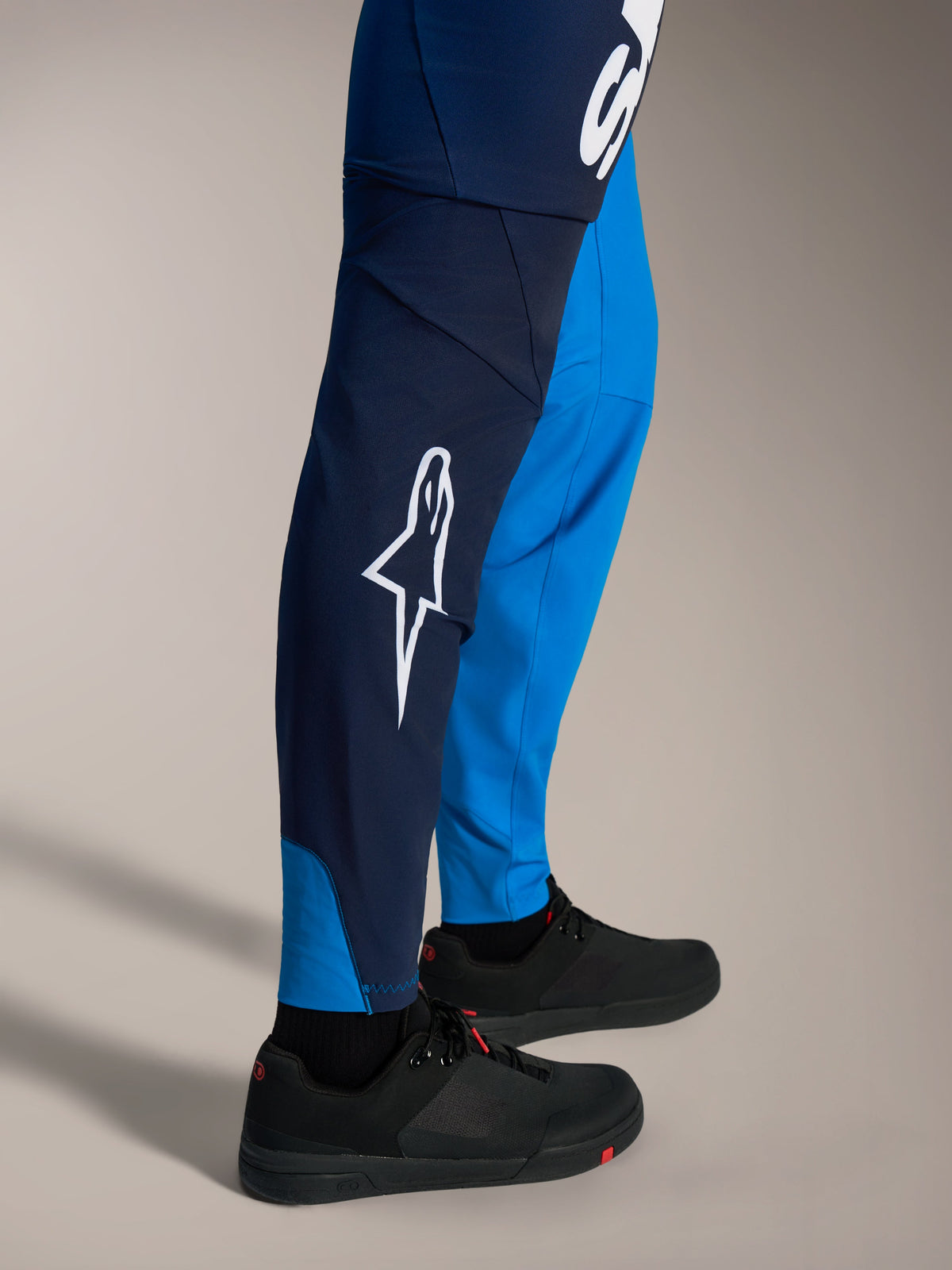 A-Supra Elite MTB-Hose in Faded Bright Blue, mit markantem weißem Astars-Logo und schlanker Rennpassform.