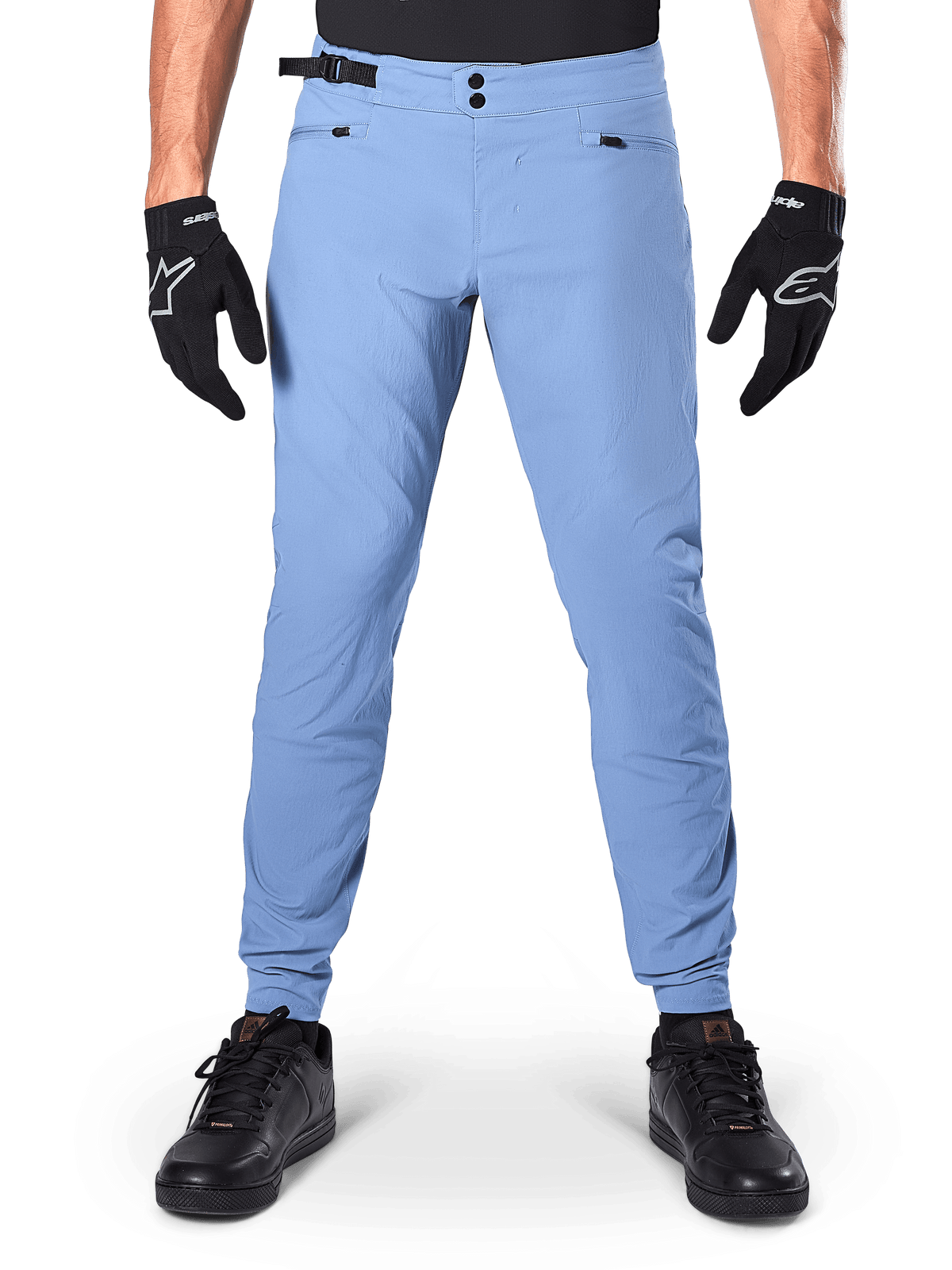 Alpinestars A-Dura Pants, MTB broek, Infinity Blue, lichtblauwe mountainbikebroek met dubbele drukknoopsluiting en zakken met ritssluiting, gedragen met zwarte handschoenen en zwarte schoenen, normale pasvorm met elastische manchetten