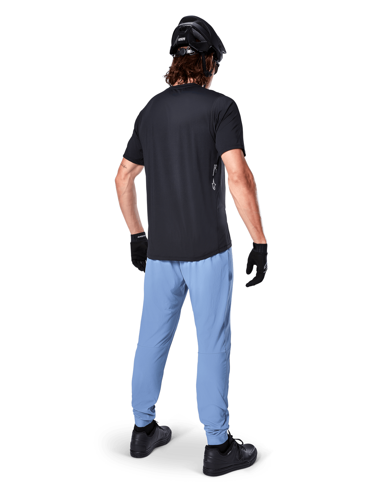 Alpinestars A-Dura broek, MTB-broek, Infinity Blue, achteraanzicht op een model die een zwart T-shirt en een zwarte fietshelm draagt, voorzien van duurzame 2-way stretchstof en elastische boorden, performance uitrusting voor mountainbiken