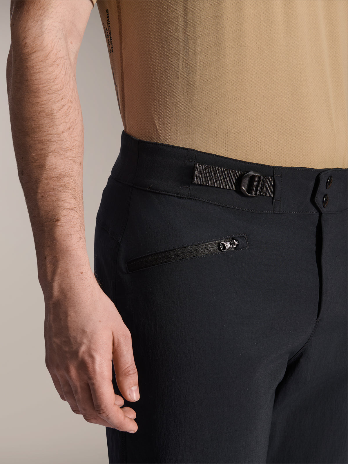 Shorts Alpinestars A-Dura, shorts de VTT noirs, vue rapprochée montrant une poche zippée et une sangle de serrage latérale réglable, double fermeture à pression, tissu durable pour le VTT