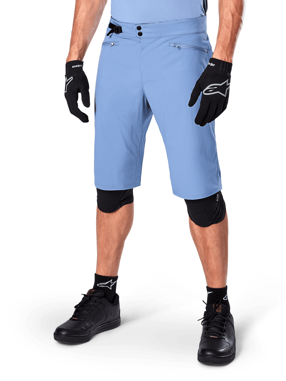 Alpinestars A-Dura Shorts, Bleu Infinity, shorts de VTT, avec poches zippées et double fermeture à pression, portés avec des gants et des genouillères noirs, tissu extensible 2 voies durable pour le VTT