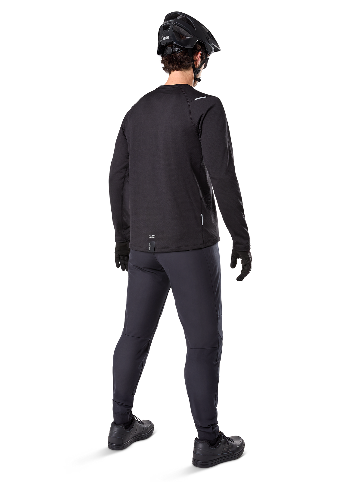 Alpinestars A-Dura Thermal Jersey, wielershirt met lange mouwen voor heren, zwart, achteraanzicht op model met een zwarte MTB-helm, donkergrijze broek en zwarte handschoenen, professionele mountainbikekleding voor koud weer
