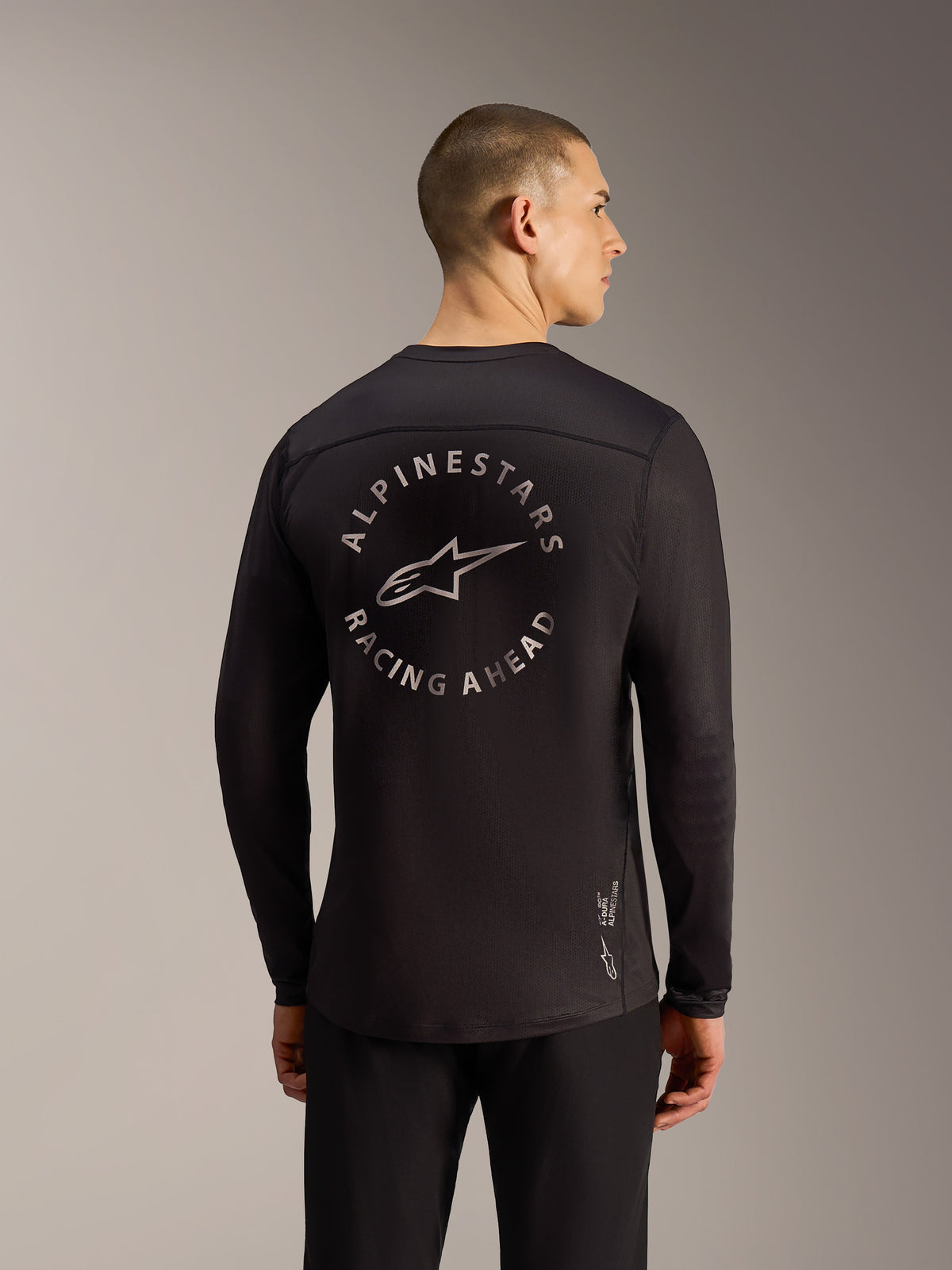 Schwarzes A-Dura Air Langarmtrikot, Rückansicht mit kreisförmiger Racing Ahead Grafik und atmungsaktivem Mesh.