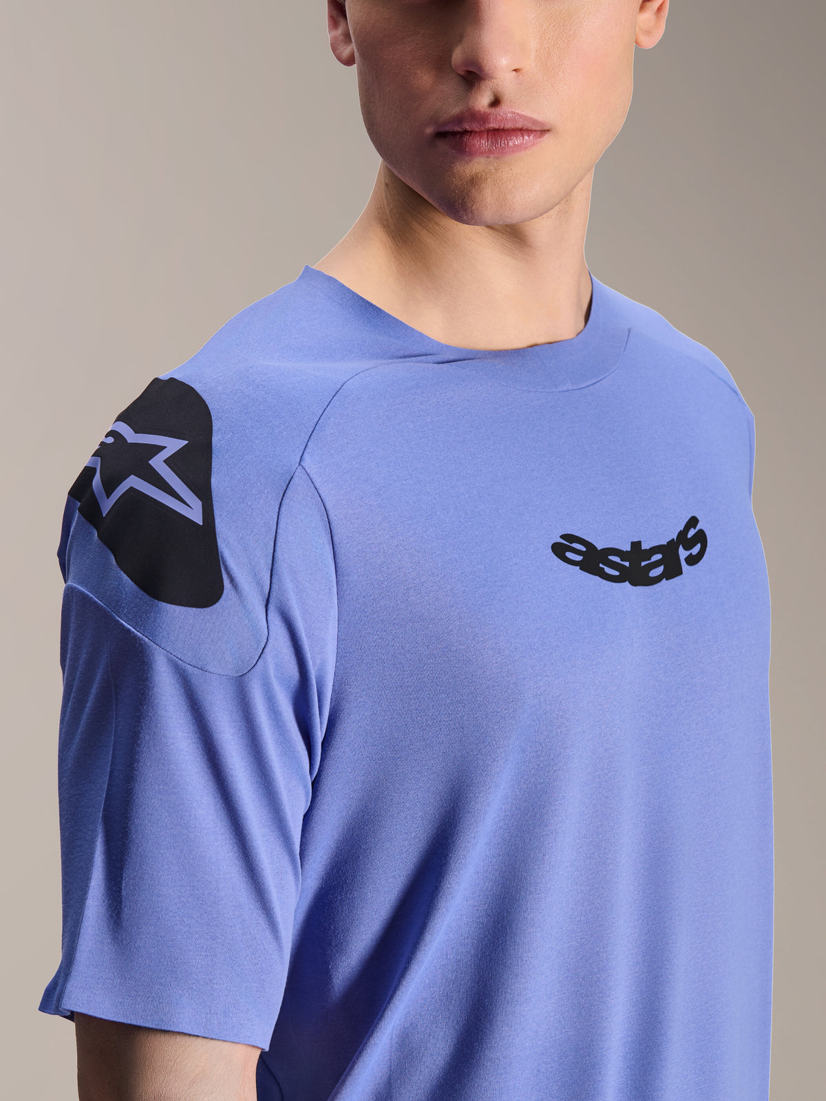 Alpinestars A-Aria Polartec Elite Jersey, mountainbike jersey met korte mouwen, Baja Blue, close-up van borst en schouder met zwart astars-logo en schoudergraphic, technische vochtafvoerende stof voor off-road fietsen