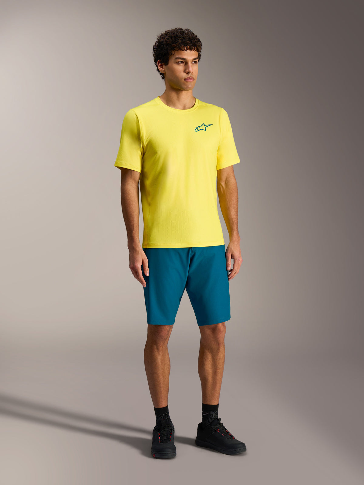Short Alpinestars A-Dura Ride bleu-vert et maillot jaune, tenue de VTT performante et durable pour homme.