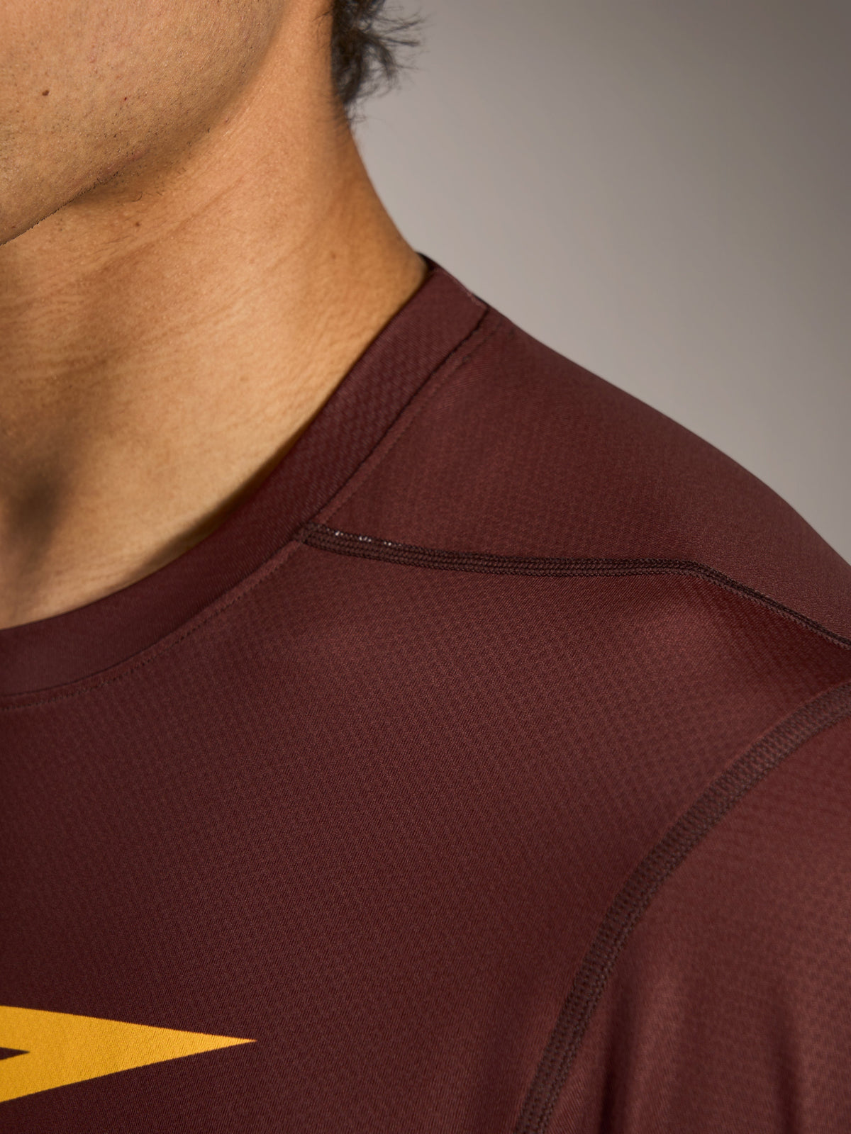 A-Dura Ride Trikot in Bordeaux mit texturiertem Jacquard-Gewebe und ergonomischer Schulternaht-Konstruktion.