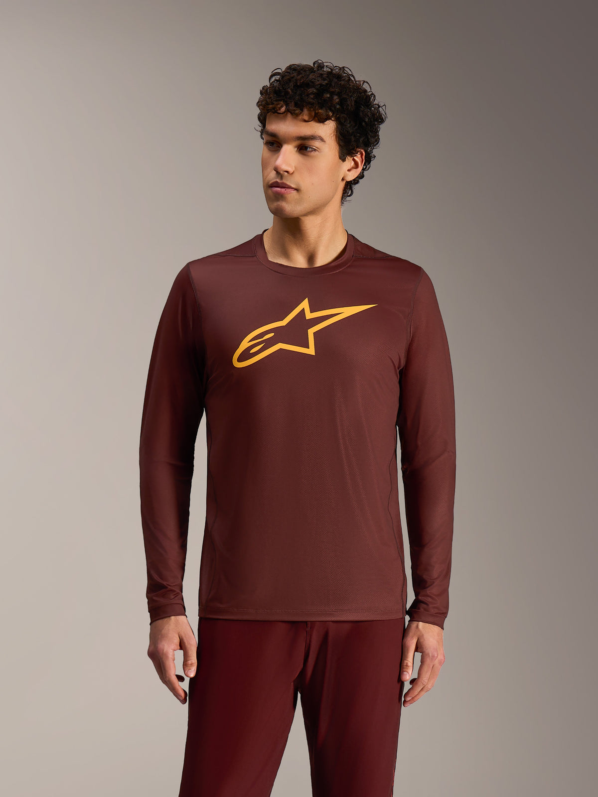 A-Dura Ride Langarmtrikot in Bordeaux, gelbes Alpinestars-Brustlogo, funktionelle MTB-Bekleidung aus Poly-Mischgewebe.