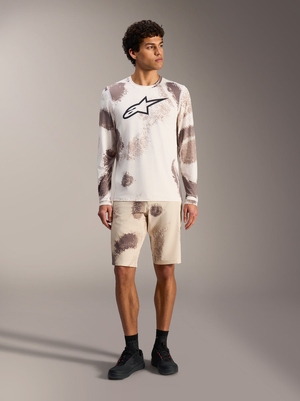 Alpinestars A-Dura Ride jersey met lange mouwen en shorts in Sand Camo, MTB-kleding met iconisch Astars-logo.