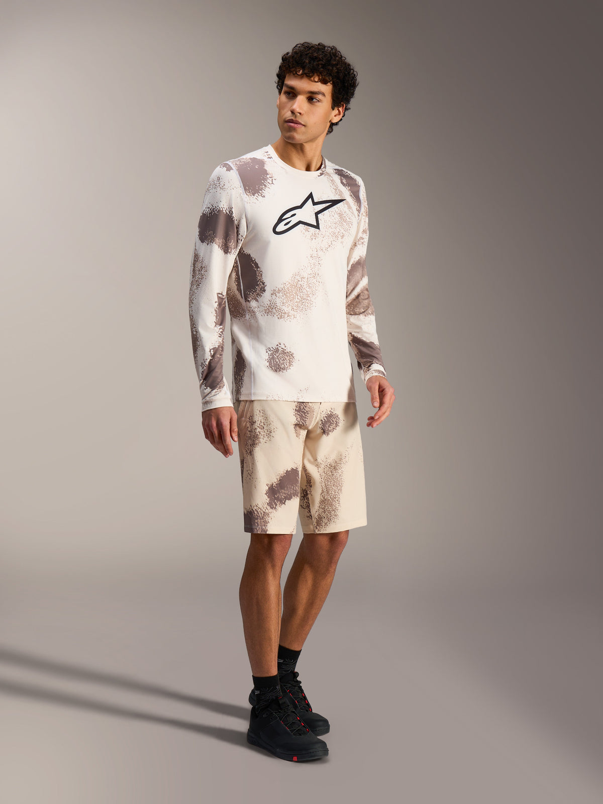 Maillot A-Dura Ride manches longues Sand Camo, tenue VTT avec logo sur la poitrine et short à motif assorti.