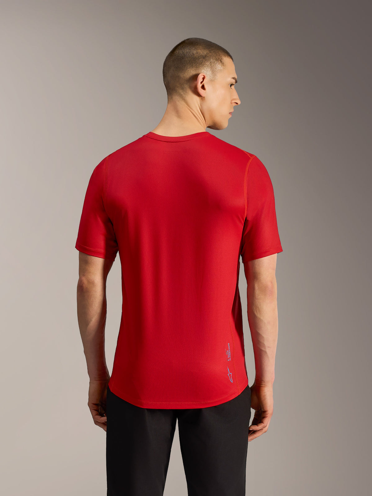 Rode A-Dura Ride MTB-trui met korte mouwen, achteraanzicht met jacquard-stof, verlengde achterzoom en subtiel logo.