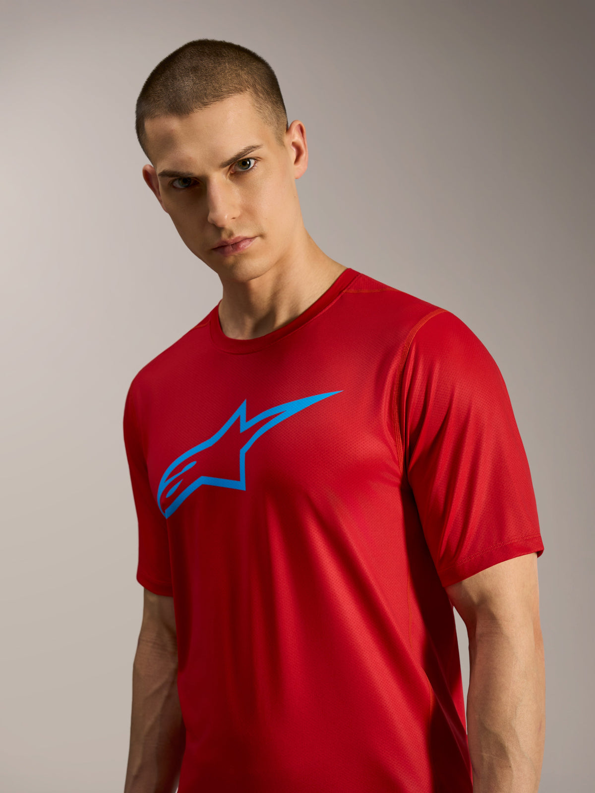 Rood A-Dura Ride shirt met korte mouwen en blauw Astars-logo, lichtgewicht MTB-kleding voor casual trailritten.