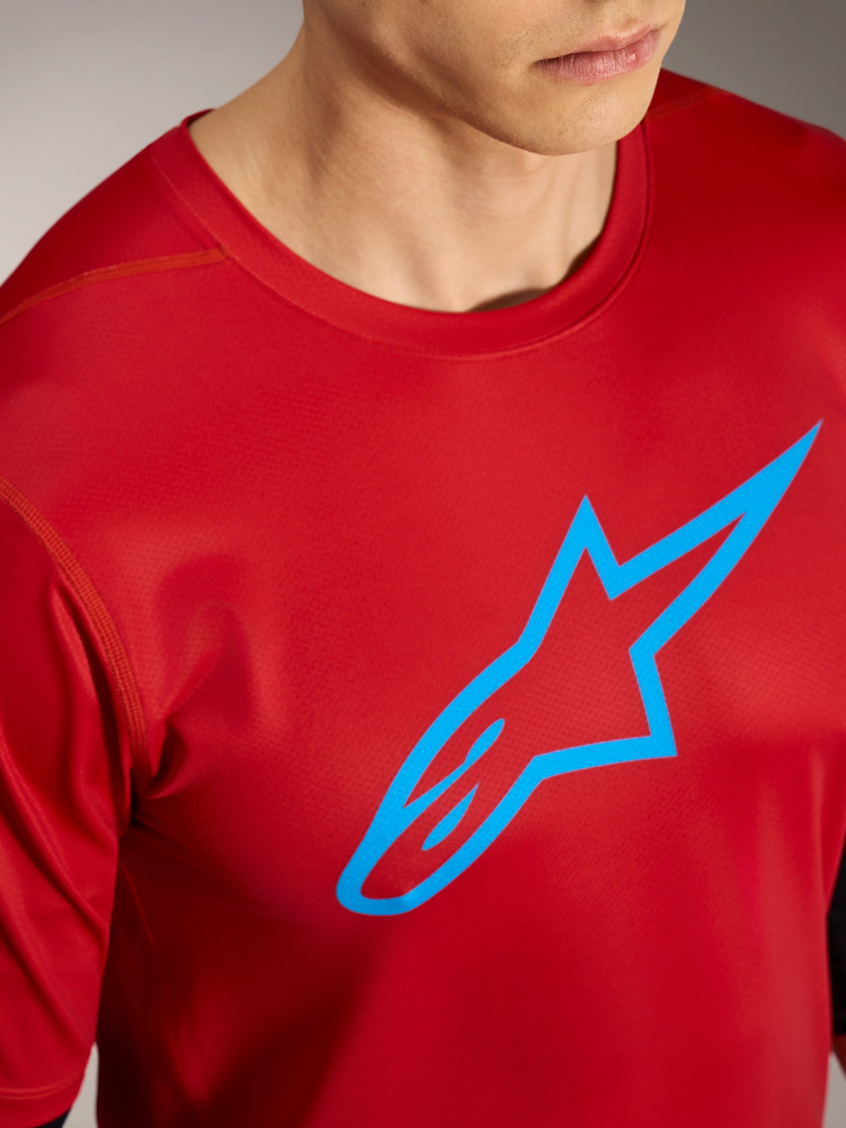 Rode A-Dura Ride Jersey met korte mouwen en blauw Alpinestars-logo, hoogwaardige mountainbike-kleding.