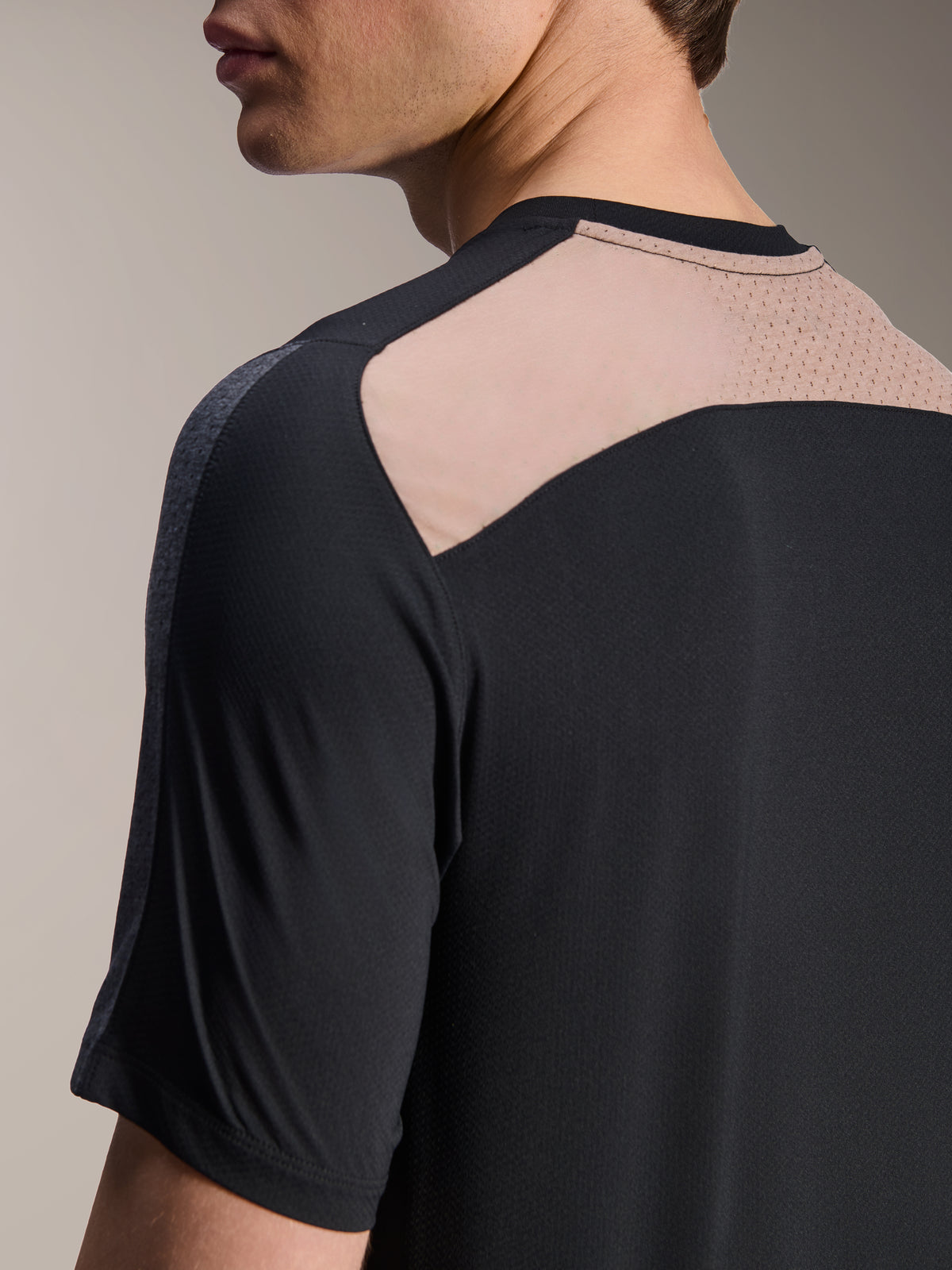 Maillot Alpinestars A-Dura Lipan - Manches Courtes, noir, vue rapprochée de l'arrière de l'épaule et de l'encolure, avec panneau de ventilation en mesh respirant, vêtement technique de VTT